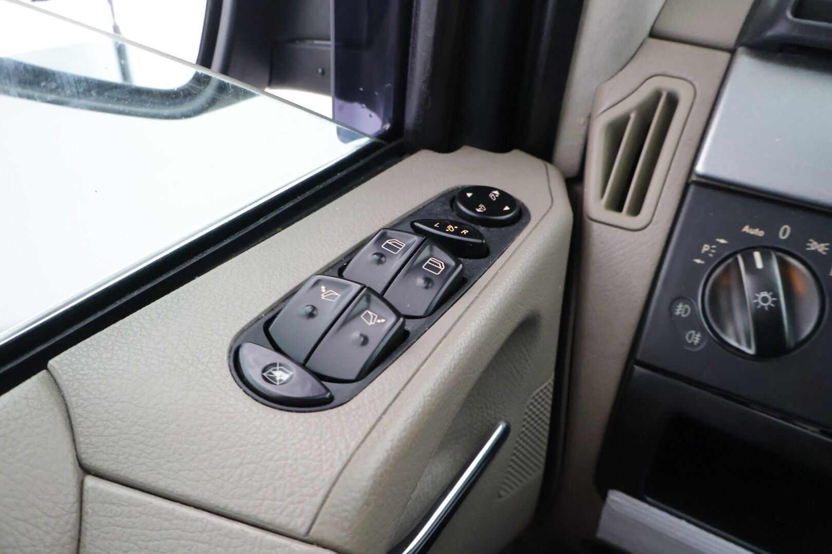 Mercedes-Benz Viano 2006 CDI 2.2 4ov MYYDÄÄN HUUTOKAUPAT.COM - *5-Paikkainen paku / Vetokoukku/ 2xRenkaat / Webasto*