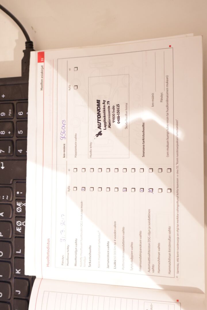 Skoda Octavia 2011 Combi 1,6 TDI Elegance DSG Autom. - YritysOutlet - Myydään vain yrityksille - Suomi-Auto / Webasto / Vetokoukku! - Osta nyt, maksa vasta ensi vuonna