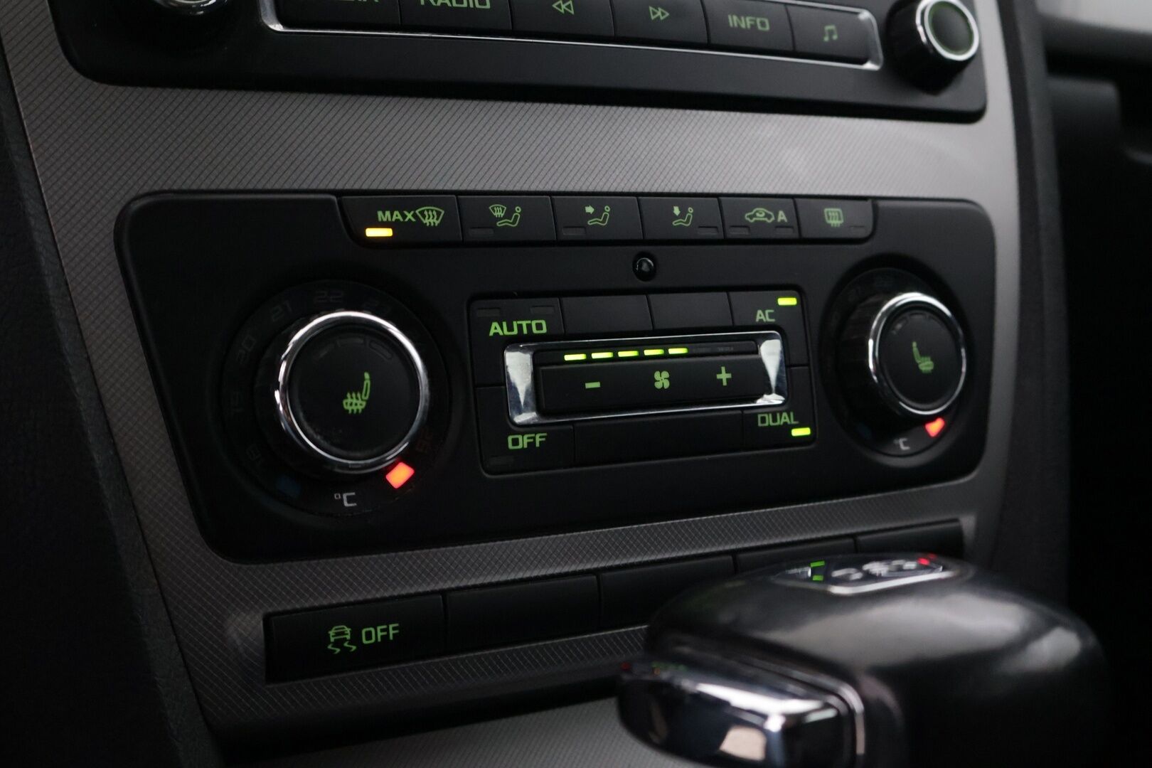 Skoda Octavia 2011 Combi 1,6 TDI Elegance DSG Autom. - YritysOutlet - Myydään vain yrityksille - Suomi-Auto / Webasto / Vetokoukku! - Osta nyt, maksa vasta ensi vuonna