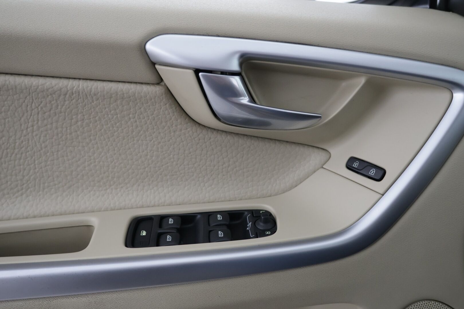 Volvo XC60 2011 D3 Summum aut - | Koukku! | Webasto! | Summum! | Kerma Nahat! | Tästä Vimosenpäälle Summum varusteltu xc 60 seuraavalle omistajalle! | 
