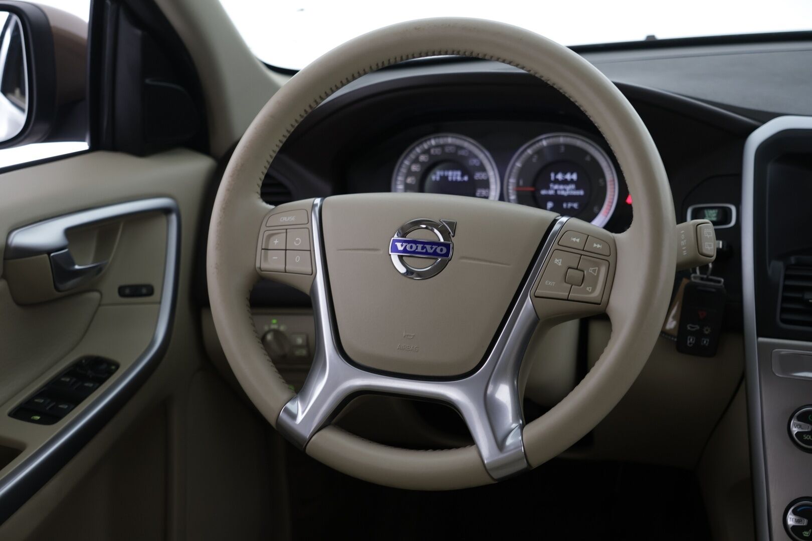 Volvo XC60 2011 D3 Summum aut - | Koukku! | Webasto! | Summum! | Kerma Nahat! | Tästä Vimosenpäälle Summum varusteltu xc 60 seuraavalle omistajalle! | 