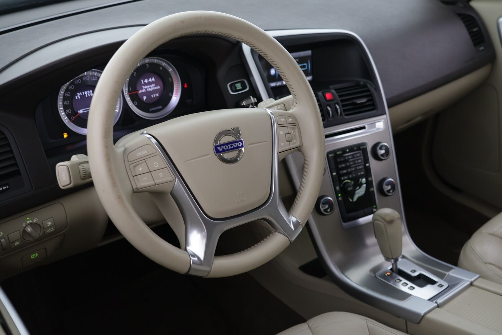 Volvo XC60 2011 D3 Summum aut - | Koukku! | Webasto! | Summum! | Kerma Nahat! | Tästä Vimosenpäälle Summum varusteltu xc 60 seuraavalle omistajalle! | 