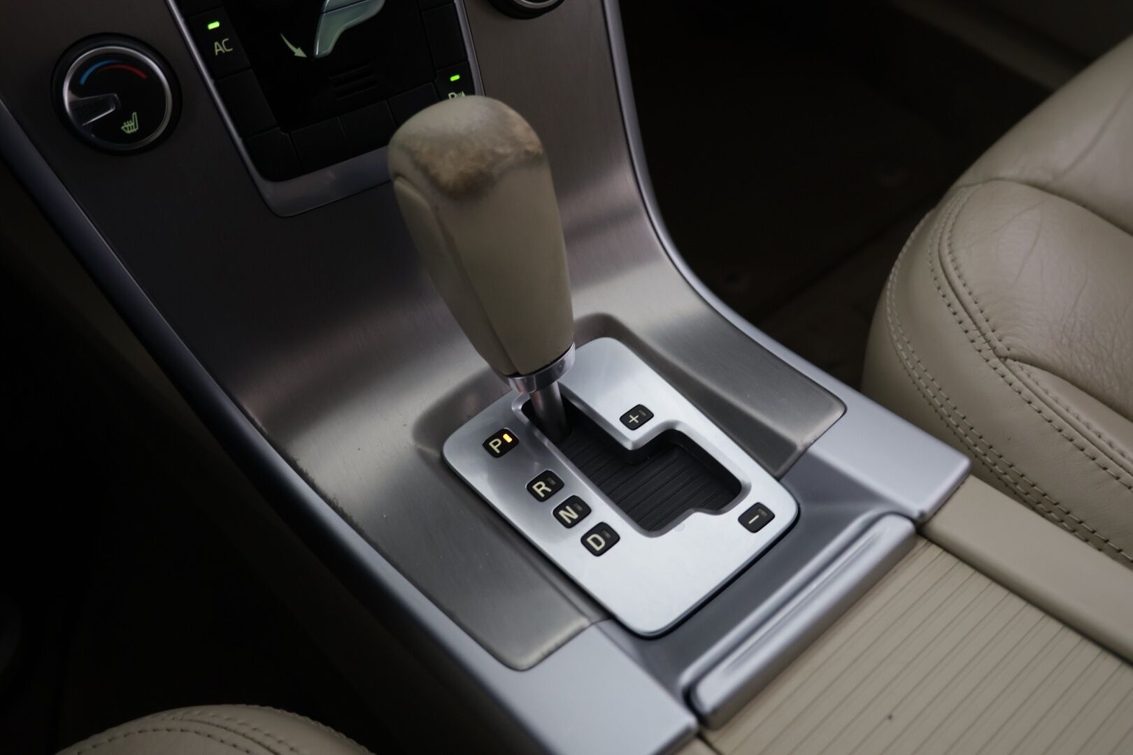 Volvo XC60 2011 D3 Summum aut - | Koukku! | Webasto! | Summum! | Kerma Nahat! | Tästä Vimosenpäälle Summum varusteltu xc 60 seuraavalle omistajalle! | 