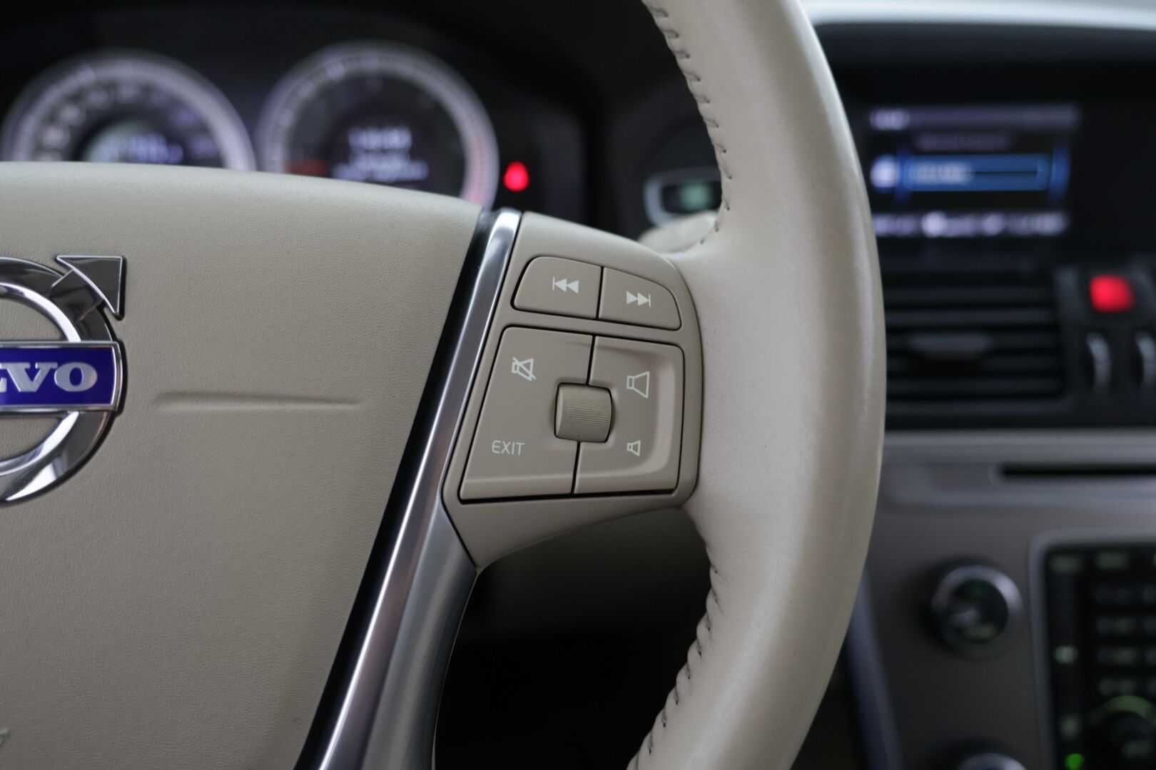 Volvo XC60 2011 D3 Summum aut - | Koukku! | Webasto! | Summum! | Kerma Nahat! | Tästä Vimosenpäälle Summum varusteltu xc 60 seuraavalle omistajalle! | 