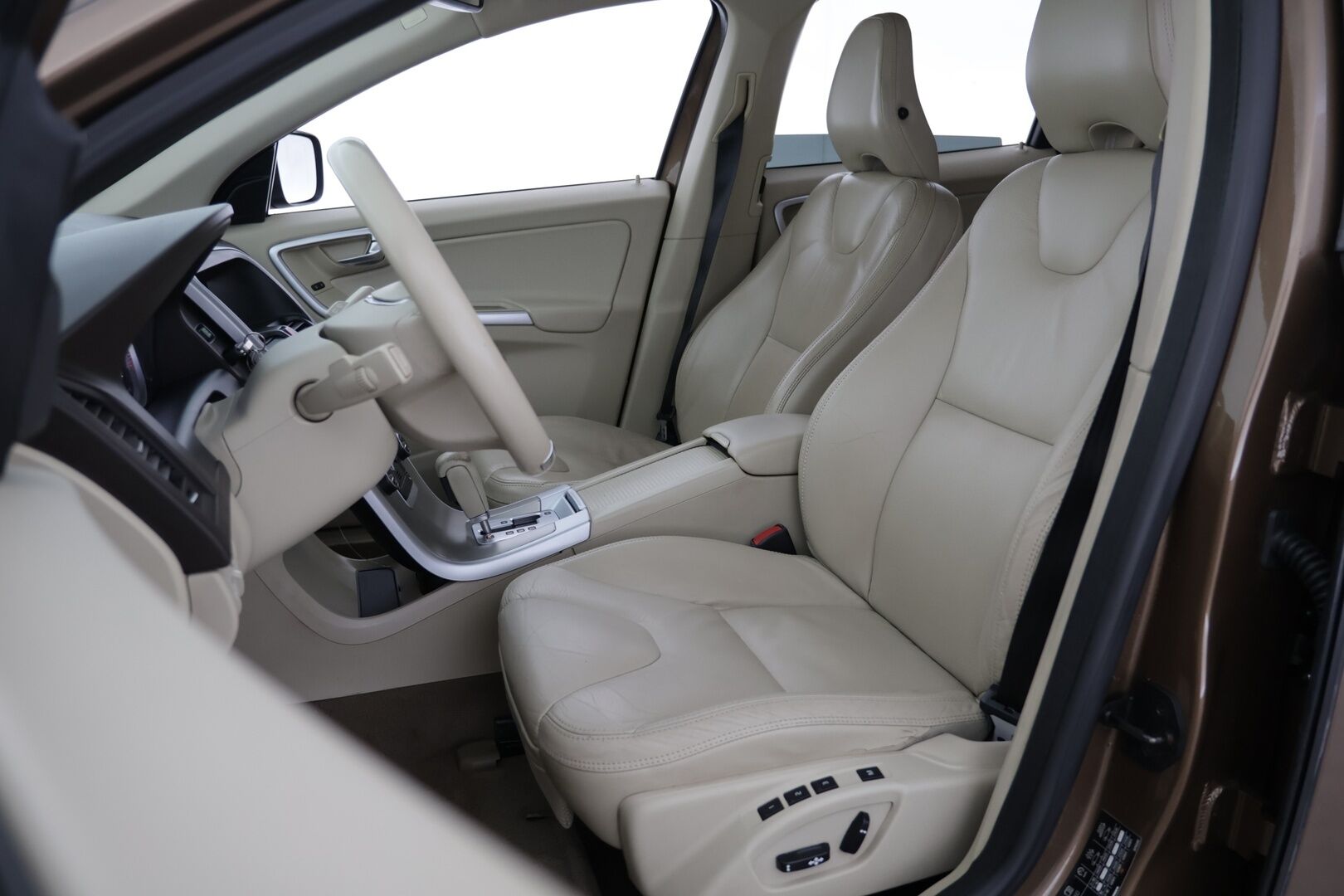 Volvo XC60 2011 D3 Summum aut - | Koukku! | Webasto! | Summum! | Kerma Nahat! | Tästä Vimosenpäälle Summum varusteltu xc 60 seuraavalle omistajalle! | 