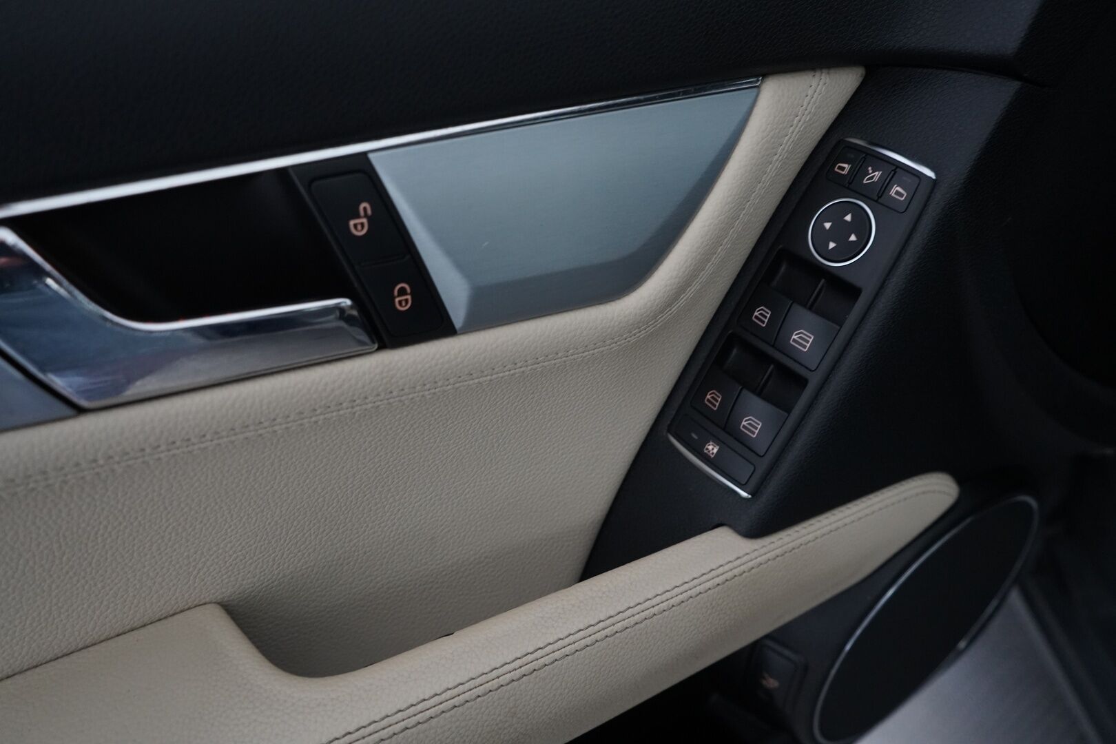 Mercedes-Benz C 2011 200 CGI BE A Premium Business * Vakkari / Koukku / Lohko / Tutkat / Penkinlämmittimet* - Juuri katsastettu / Viimeisin huolto 10 / 25 / Kahdet renkaat