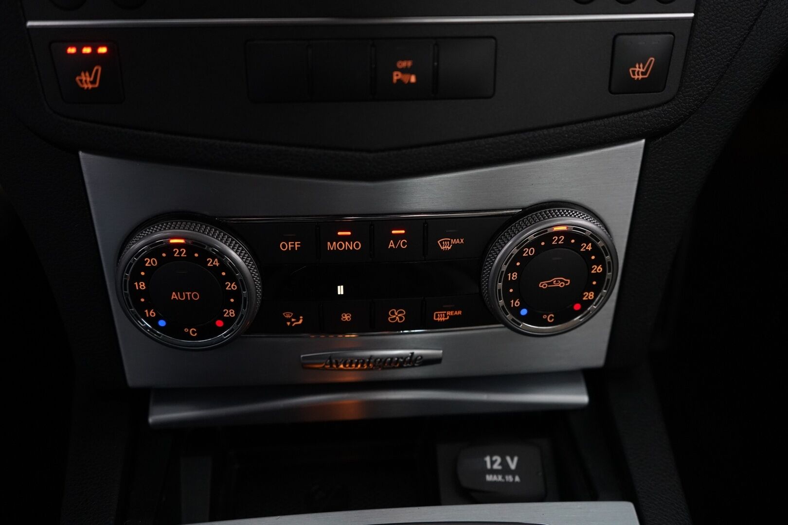 Mercedes-Benz C 2011 200 CGI BE A Premium Business * Vakkari / Koukku / Lohko / Tutkat / Penkinlämmittimet* - Juuri katsastettu / Viimeisin huolto 10 / 25 / Kahdet renkaat