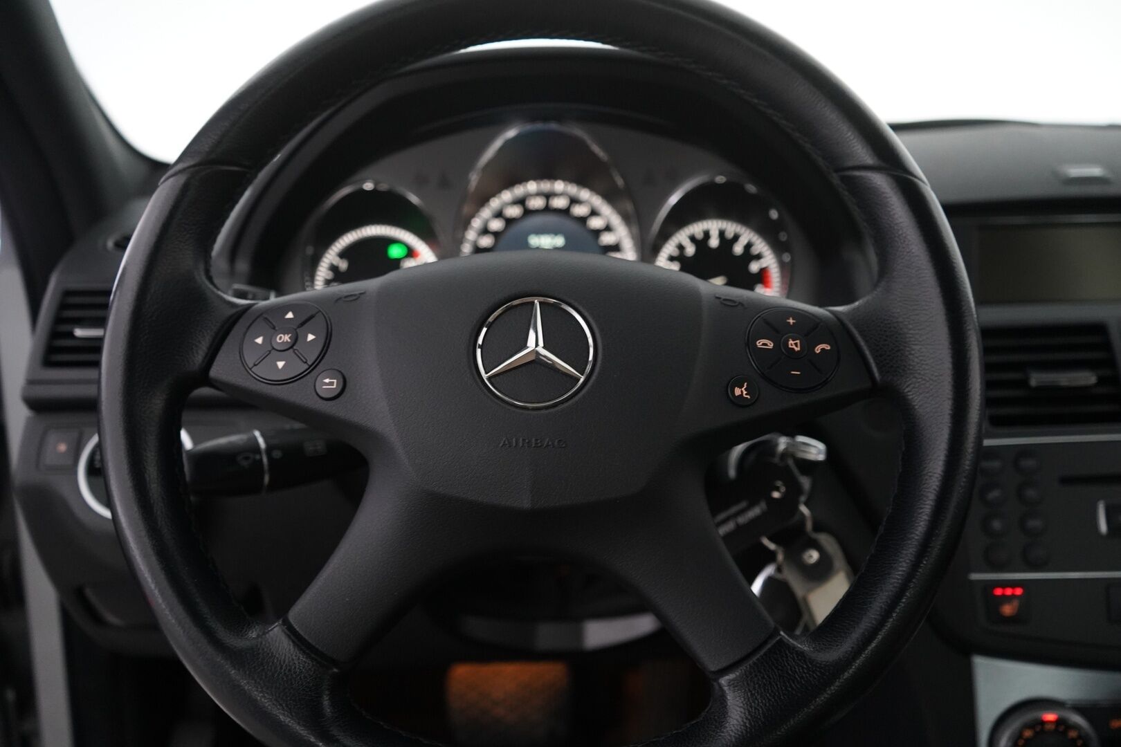 Mercedes-Benz C 2011 200 CGI BE A Premium Business * Vakkari / Koukku / Lohko / Tutkat / Penkinlämmittimet* - Juuri katsastettu / Viimeisin huolto 10 / 25 / Kahdet renkaat