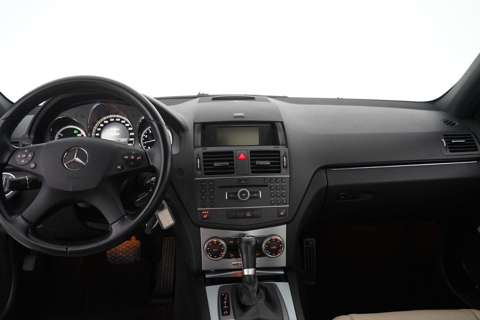 Mercedes-Benz C 2011 200 CGI BE A Premium Business * Vakkari / Koukku / Lohko / Tutkat / Penkinlämmittimet* - Juuri katsastettu / Viimeisin huolto 10 / 25 / Kahdet renkaat