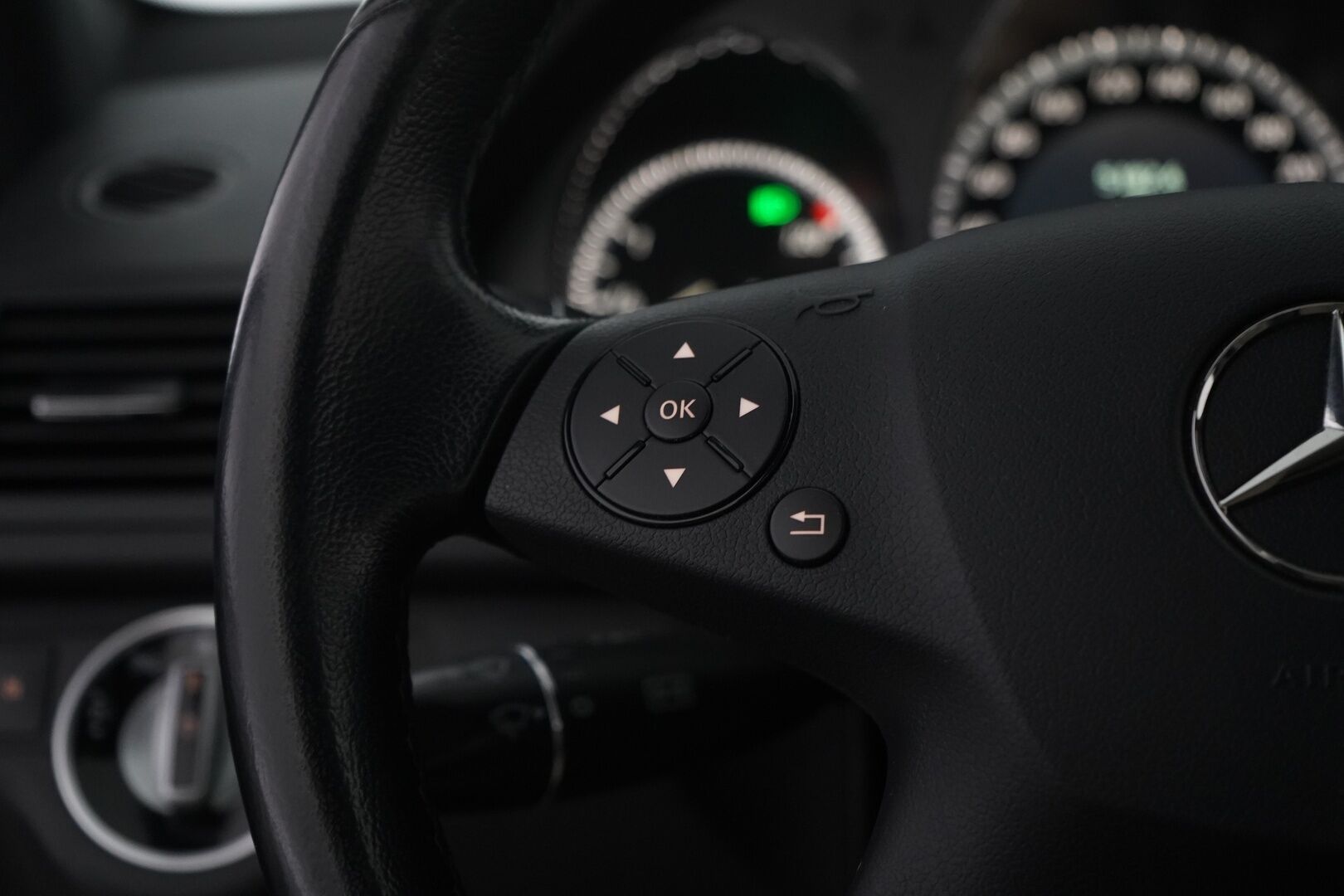 Mercedes-Benz C 2011 200 CGI BE A Premium Business * Vakkari / Koukku / Lohko / Tutkat / Penkinlämmittimet* - Juuri katsastettu / Viimeisin huolto 10 / 25 / Kahdet renkaat