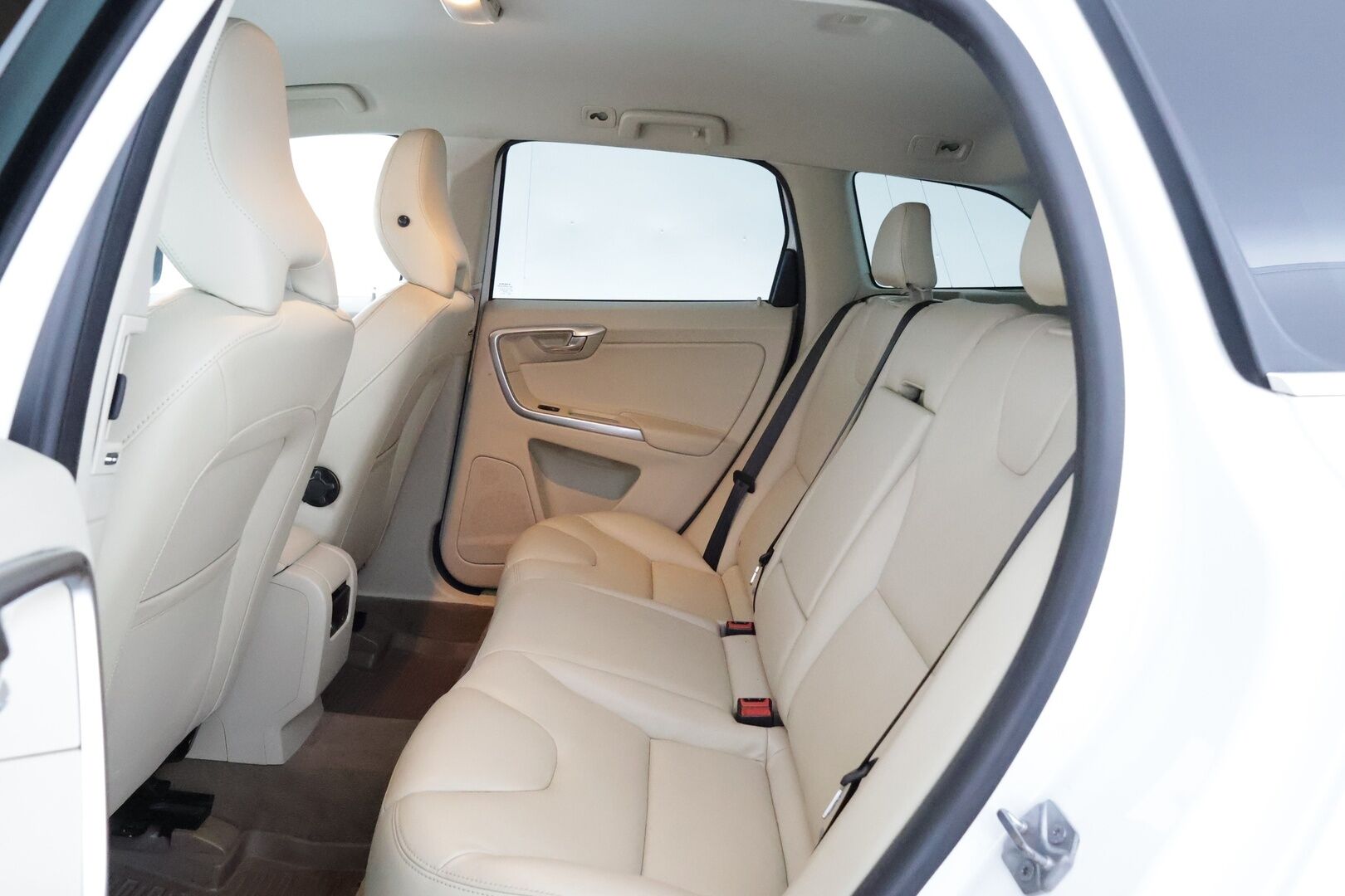 Volvo XC60 2014 D4 Summum Aut. *Webasto / ACC / Tutkat / VOC / Kaistavahti / BLIS / Navi* - Suomi-auto / Hyvin huollettu / Hyvät varusteet / Kahdet Volvon vanteet!