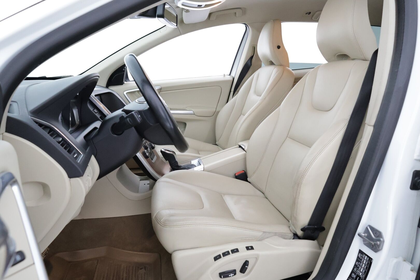 Volvo XC60 2014 D4 Summum Aut. *Webasto / ACC / Tutkat / VOC / Kaistavahti / BLIS / Navi* - Suomi-auto / Hyvin huollettu / Hyvät varusteet / Kahdet Volvon vanteet!