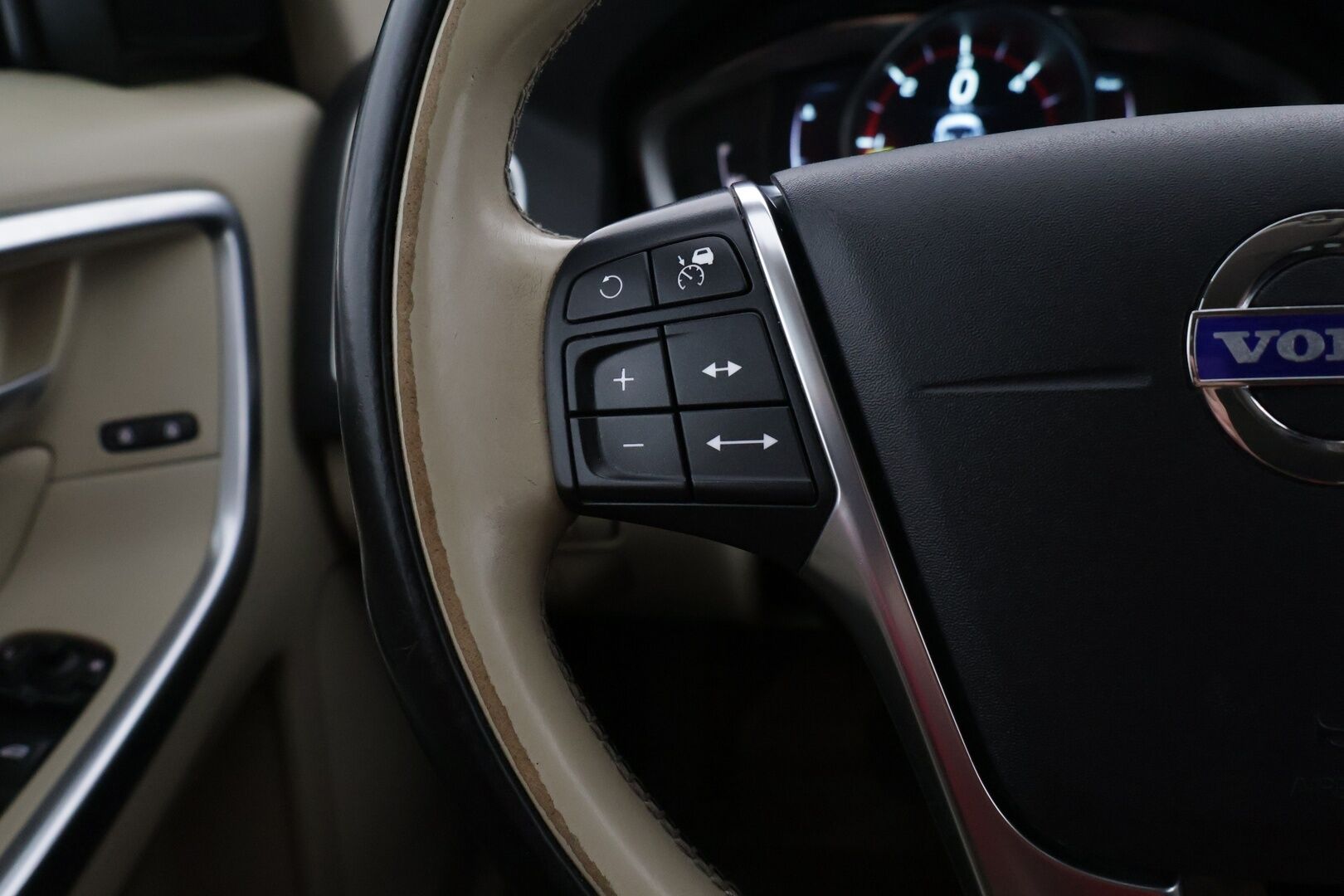 Volvo XC60 2014 D4 Summum Aut. *Webasto / ACC / Tutkat / VOC / Kaistavahti / BLIS / Navi* - Suomi-auto / Hyvin huollettu / Hyvät varusteet / Kahdet Volvon vanteet!