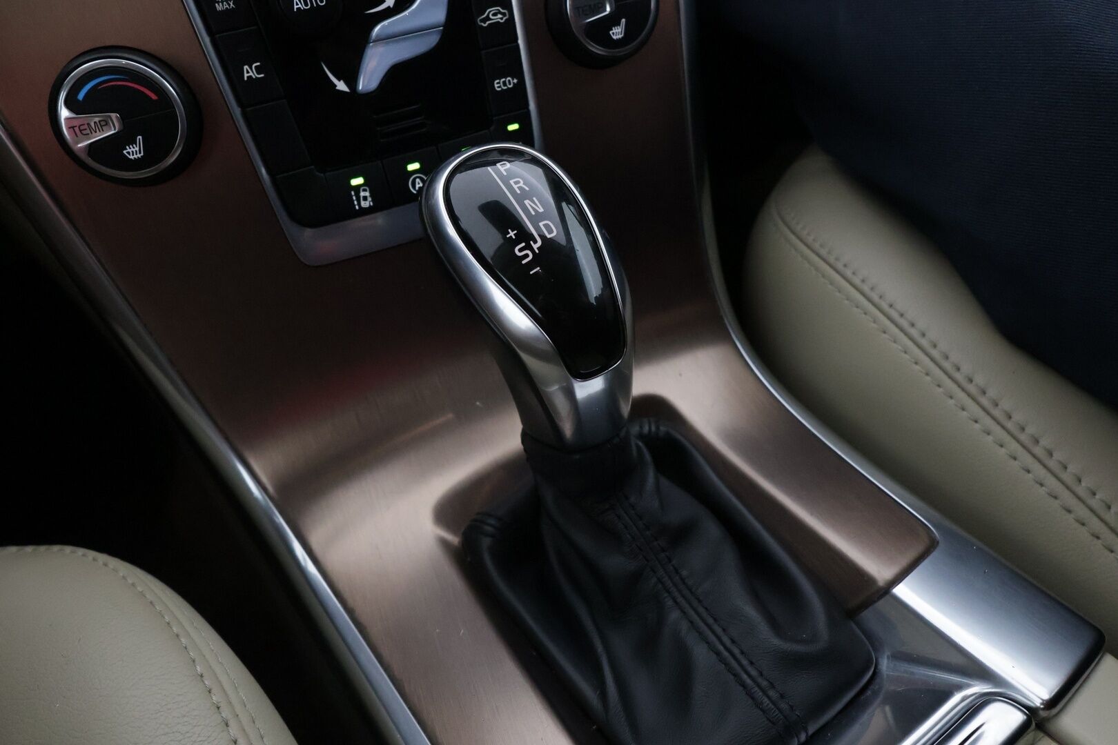 Volvo XC60 2014 D4 Summum Aut. *Webasto / ACC / Tutkat / VOC / Kaistavahti / BLIS / Navi* - Suomi-auto / Hyvin huollettu / Hyvät varusteet / Kahdet Volvon vanteet!
