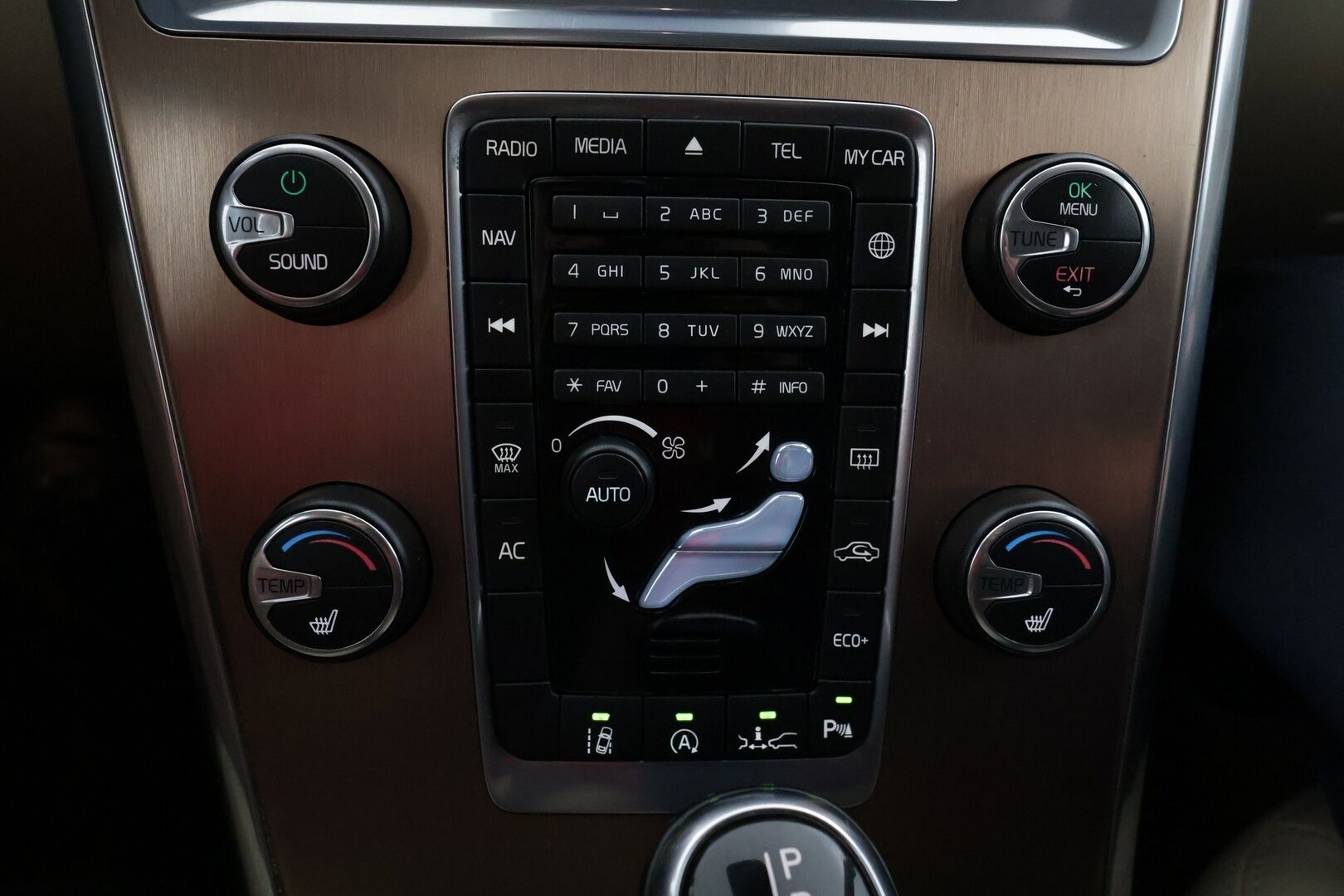 Volvo XC60 2014 D4 Summum Aut. *Webasto / ACC / Tutkat / VOC / Kaistavahti / BLIS / Navi* - Suomi-auto / Hyvin huollettu / Hyvät varusteet / Kahdet Volvon vanteet!