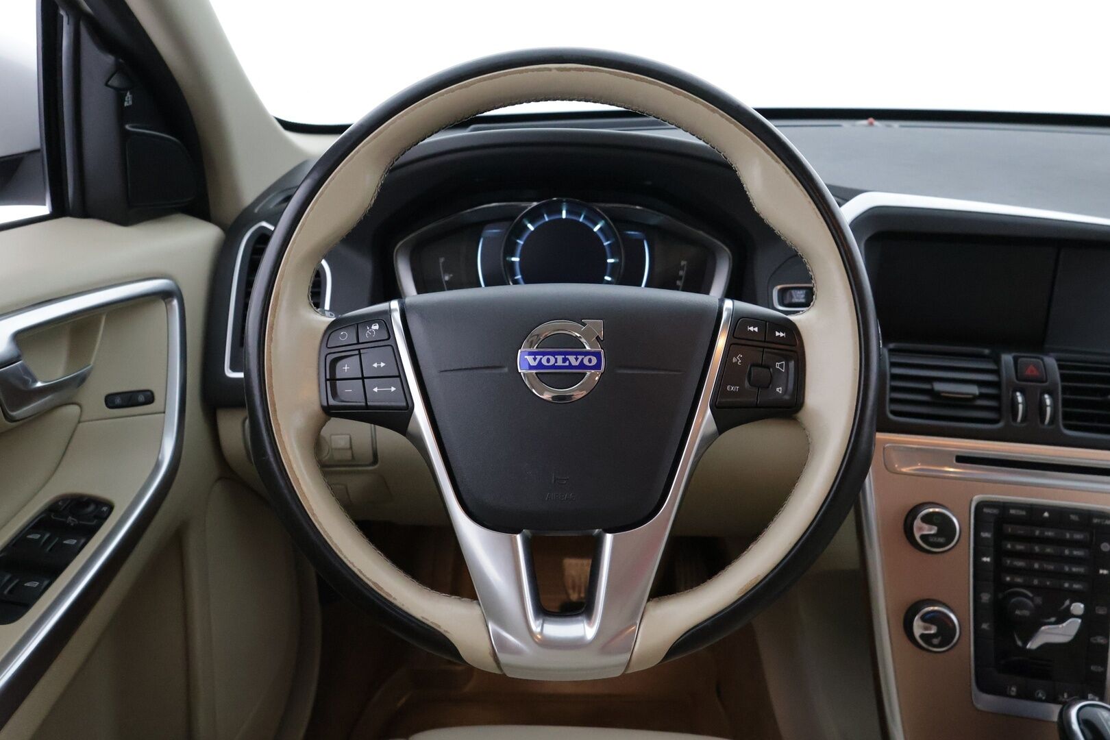 Volvo XC60 2014 D4 Summum Aut. *Webasto / ACC / Tutkat / VOC / Kaistavahti / BLIS / Navi* - Suomi-auto / Hyvin huollettu / Hyvät varusteet / Kahdet Volvon vanteet!