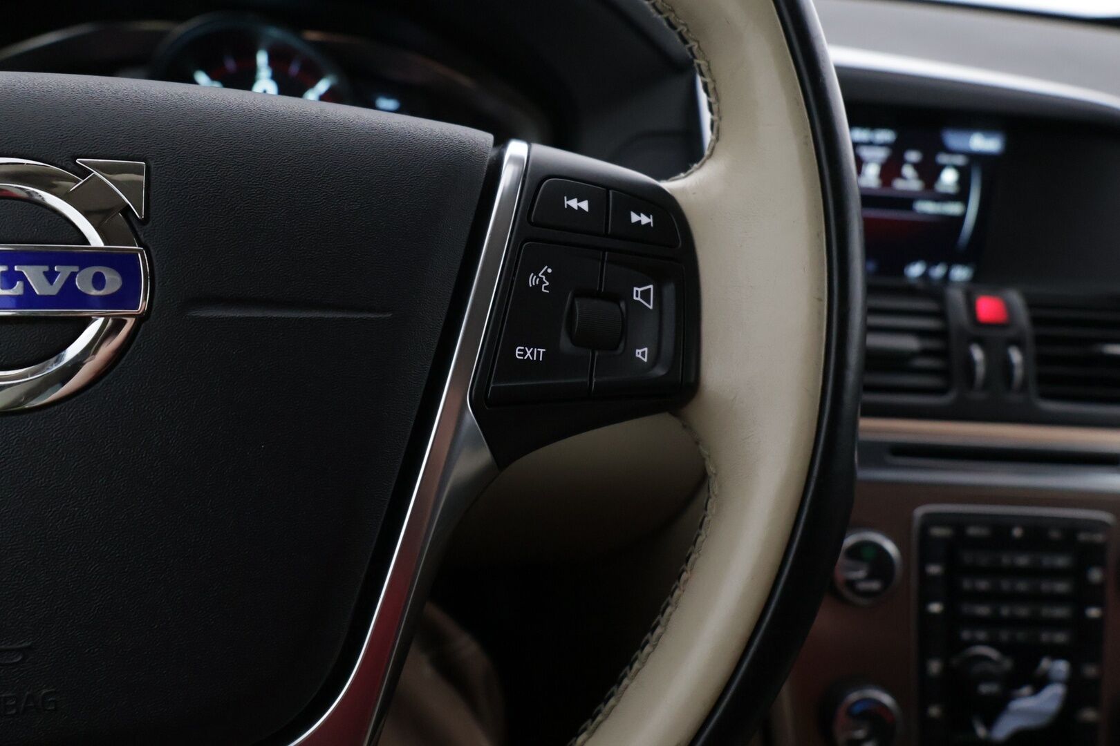 Volvo XC60 2014 D4 Summum Aut. *Webasto / ACC / Tutkat / VOC / Kaistavahti / BLIS / Navi* - Suomi-auto / Hyvin huollettu / Hyvät varusteet / Kahdet Volvon vanteet!