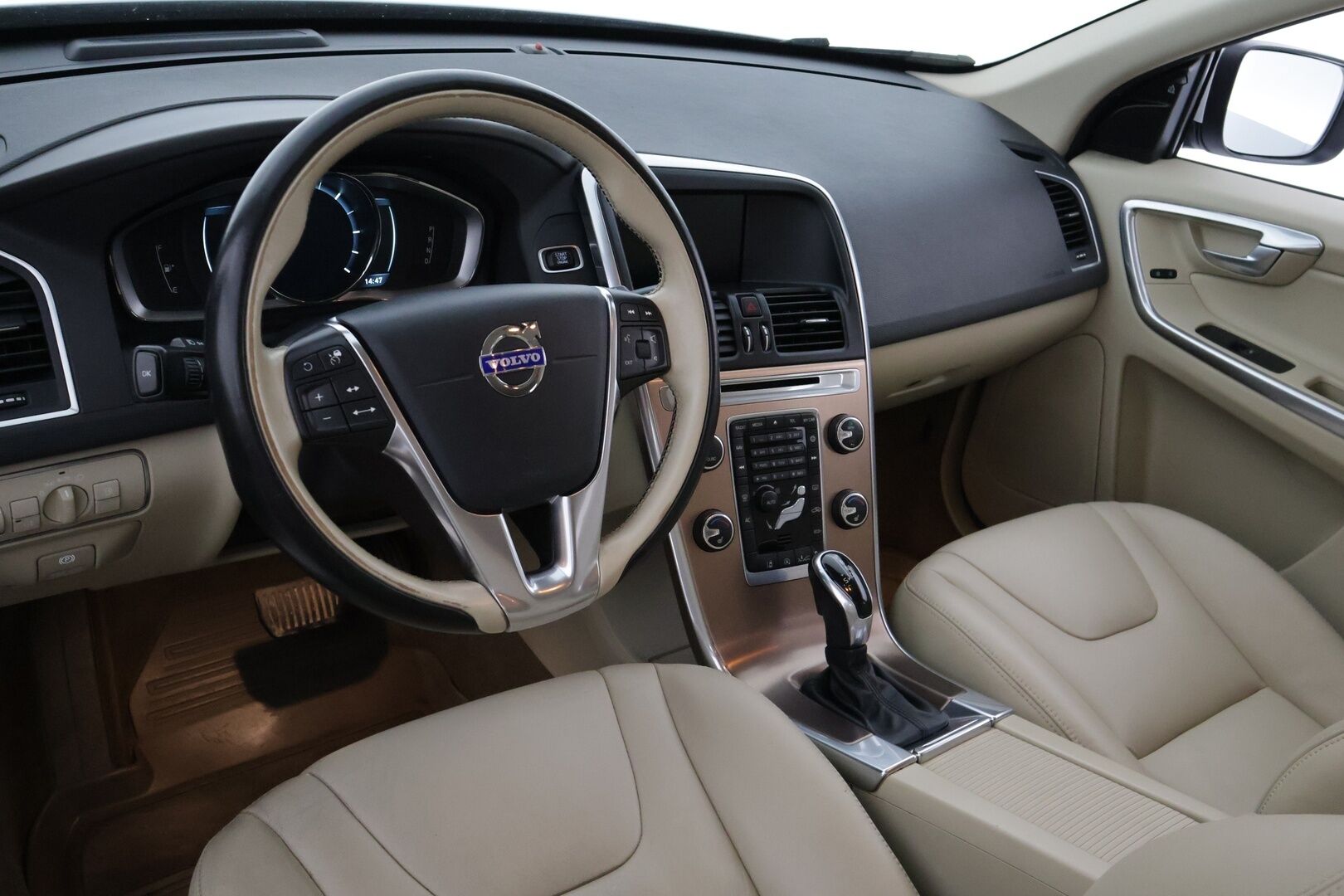 Volvo XC60 2014 D4 Summum Aut. *Webasto / ACC / Tutkat / VOC / Kaistavahti / BLIS / Navi* - Suomi-auto / Hyvin huollettu / Hyvät varusteet / Kahdet Volvon vanteet!