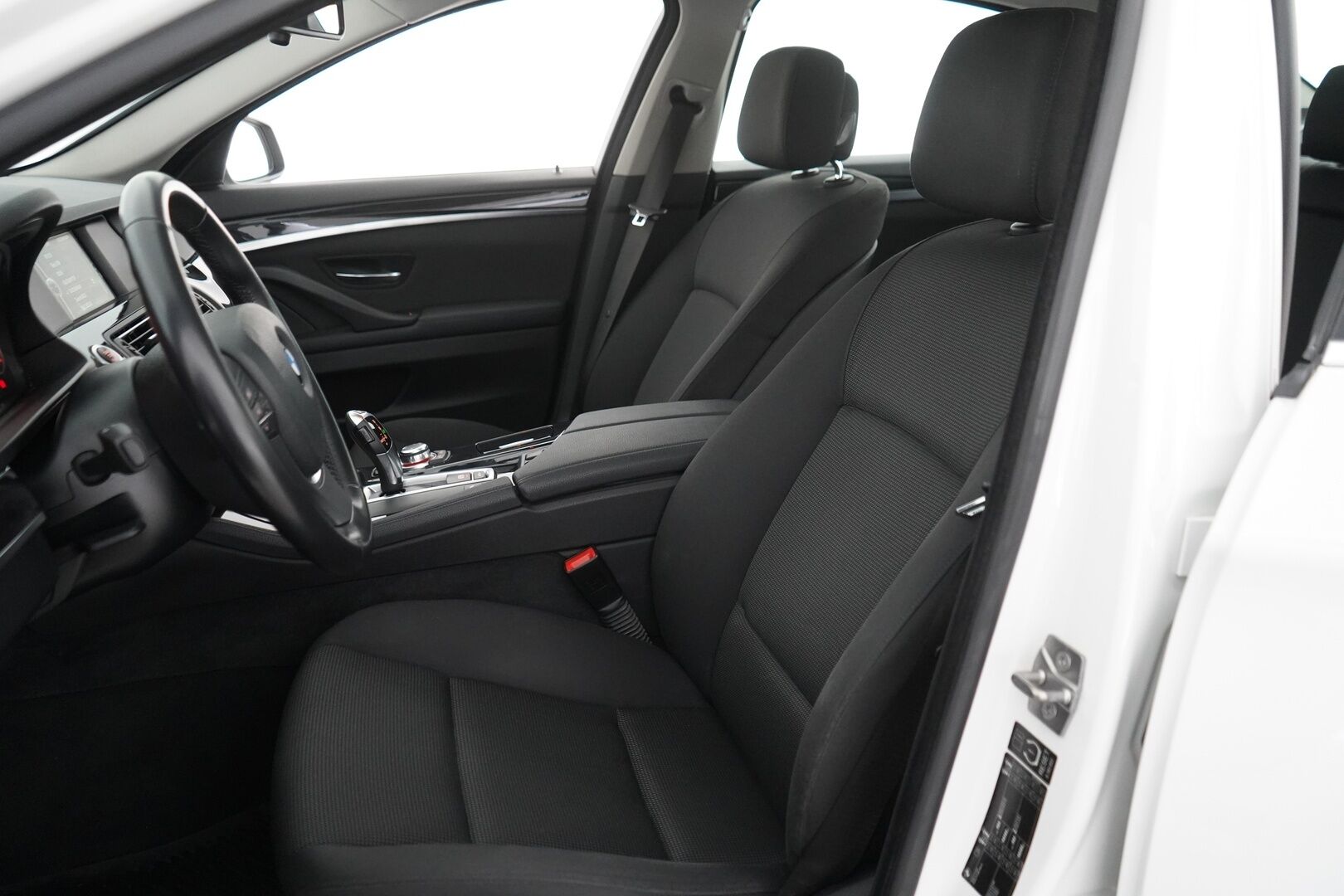 BMW 520 2011 A F10 Sedan Business - Suomi-auto | 1-omisteinen | Vakkari | Tutka | Osittain sähkösäätöiset istuimet | Kahdet BMW vanteet
