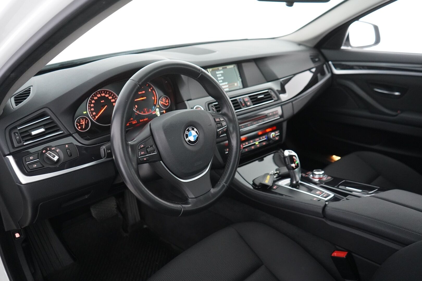 BMW 520 2011 A F10 Sedan Business - Suomi-auto | 1-omisteinen | Vakkari | Tutka | Osittain sähkösäätöiset istuimet | Kahdet BMW vanteet
