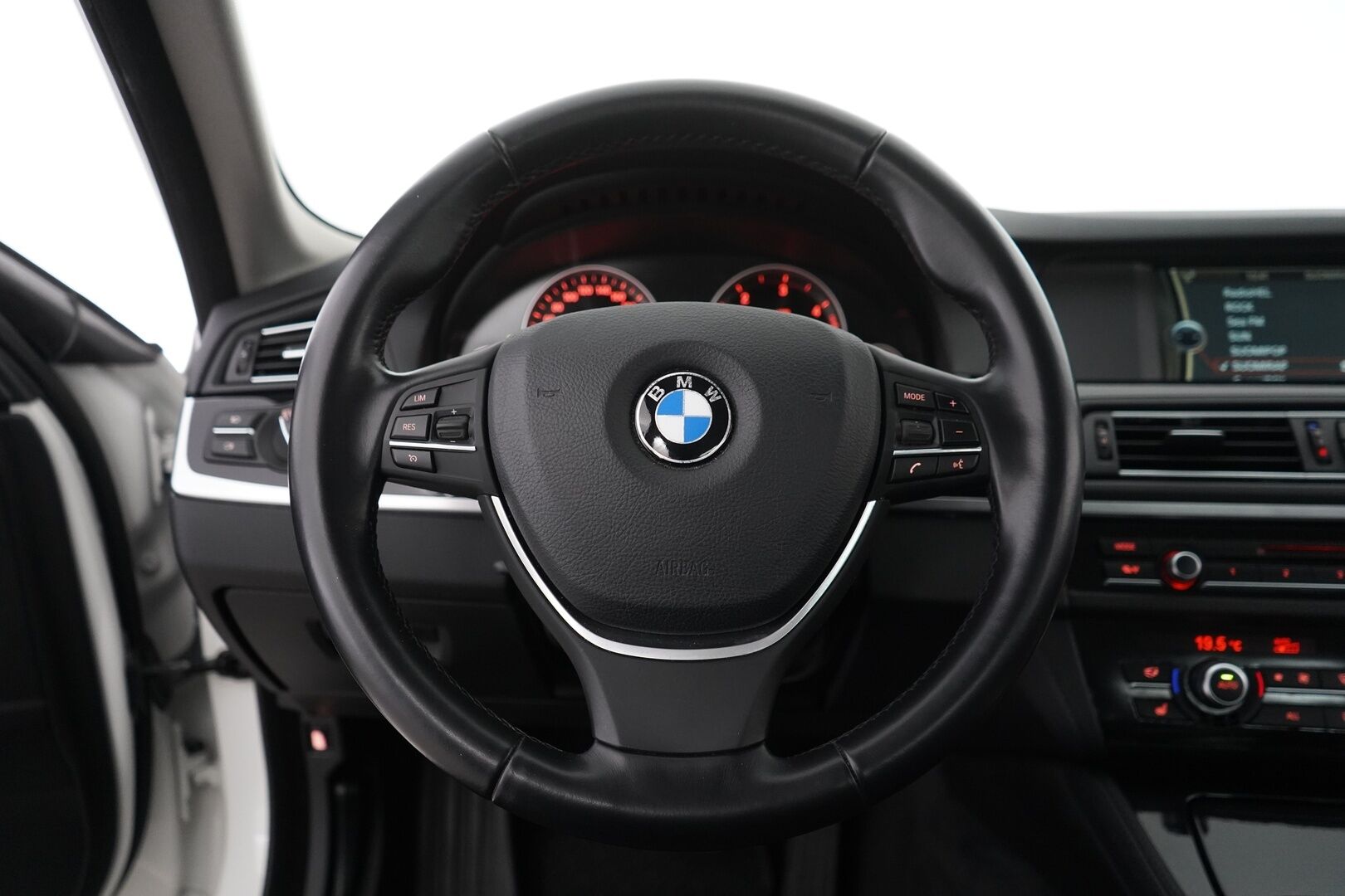 BMW 520 2011 A F10 Sedan Business - Suomi-auto | 1-omisteinen | Vakkari | Tutka | Osittain sähkösäätöiset istuimet | Kahdet BMW vanteet