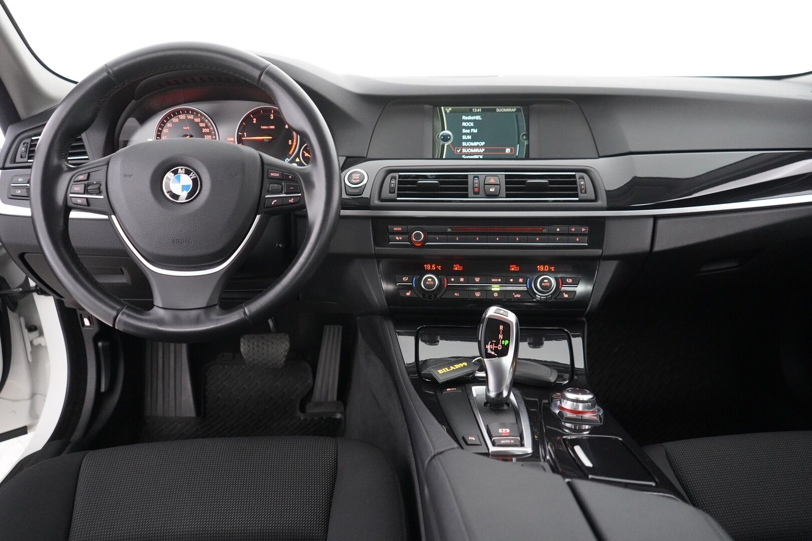 BMW 520 2011 A F10 Sedan Business - Suomi-auto | 1-omisteinen | Vakkari | Tutka | Osittain sähkösäätöiset istuimet | Kahdet BMW vanteet