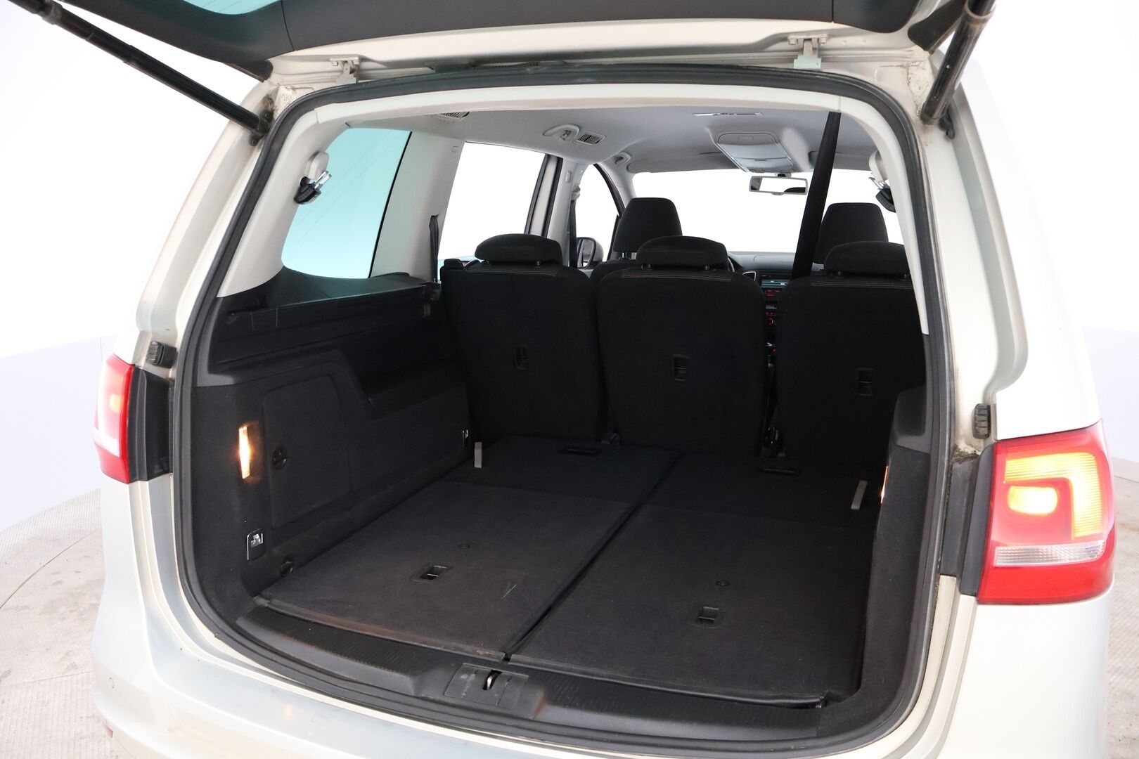 Volkswagen Sharan 2012 Comfortline 2,0 TDI 103 kW (140 hv) BlueMotion Technology - Suomiauto / Webasto / Vakkari / Peruutustutkat / Xenon / Vetokoukku / Sähköluukku / Juuri tullut Tampereelle!