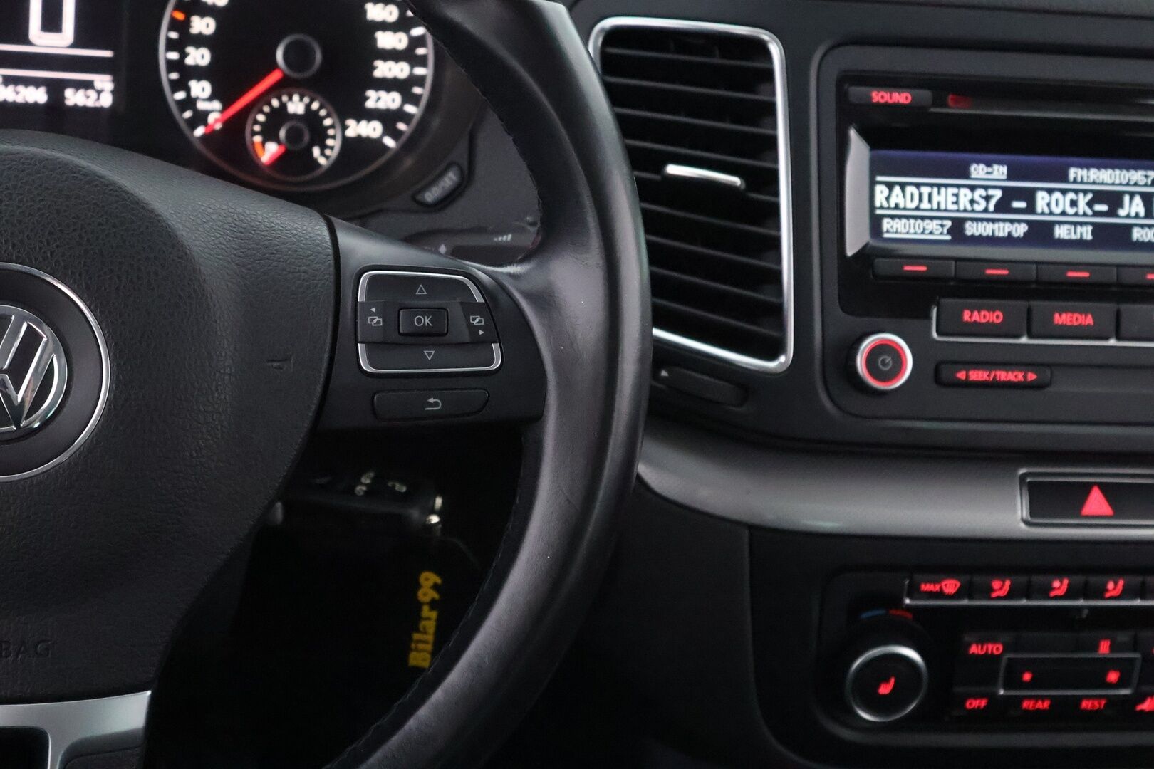 Volkswagen Sharan 2012 Comfortline 2,0 TDI 103 kW (140 hv) BlueMotion Technology - Suomiauto / Webasto / Vakkari / Peruutustutkat / Xenon / Vetokoukku / Sähköluukku / Juuri tullut Tampereelle!