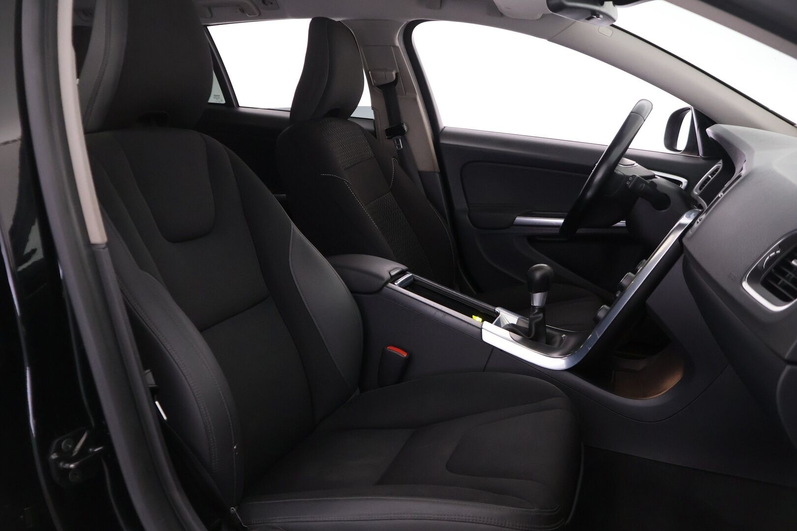 Volvo V60 2012 D3 Momentum Business *YritysOulet - Myydään vain Yrityksille* - Webasto kaukosäädöllä | Vetokoukku | Siisti yksilö! | Vauhtipyörä ja kytkin laitettu! | Todella hyvä huoltohistoria!