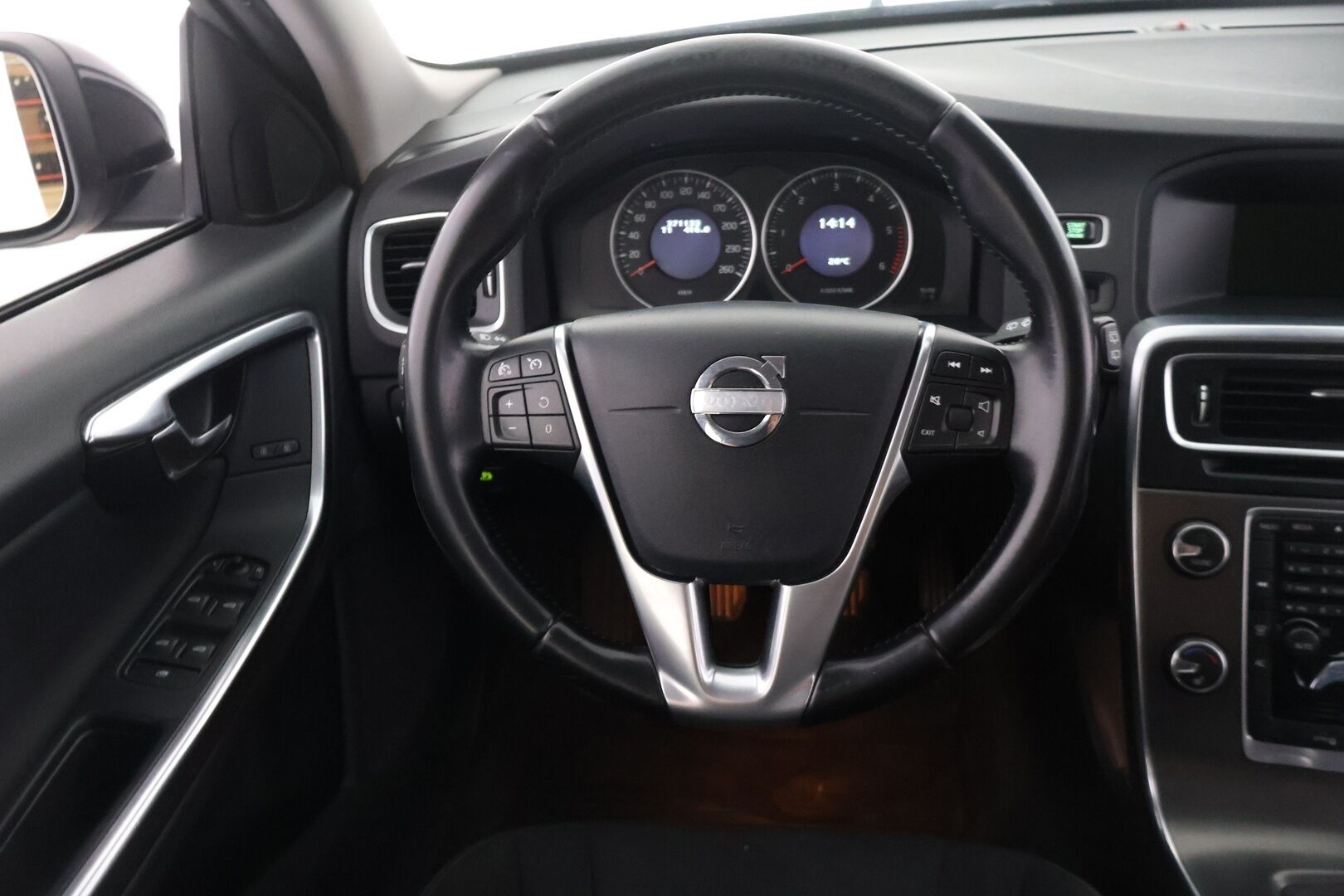 Volvo V60 2012 D3 Momentum Business *YritysOulet - Myydään vain Yrityksille* - Webasto kaukosäädöllä | Vetokoukku | Siisti yksilö! | Vauhtipyörä ja kytkin laitettu! | Todella hyvä huoltohistoria!