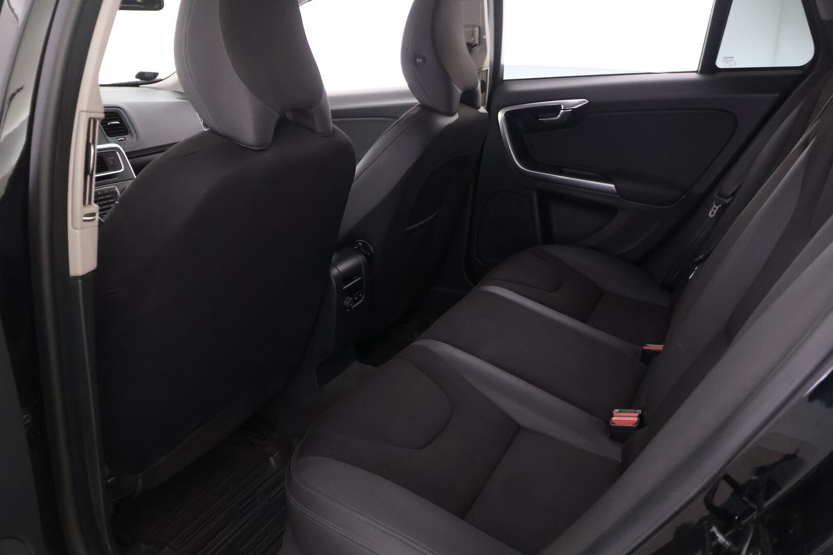 Volvo V60 2012 D3 Momentum Business *YritysOulet - Myydään vain Yrityksille* - Webasto kaukosäädöllä | Vetokoukku | Siisti yksilö! | Vauhtipyörä ja kytkin laitettu! | Todella hyvä huoltohistoria!