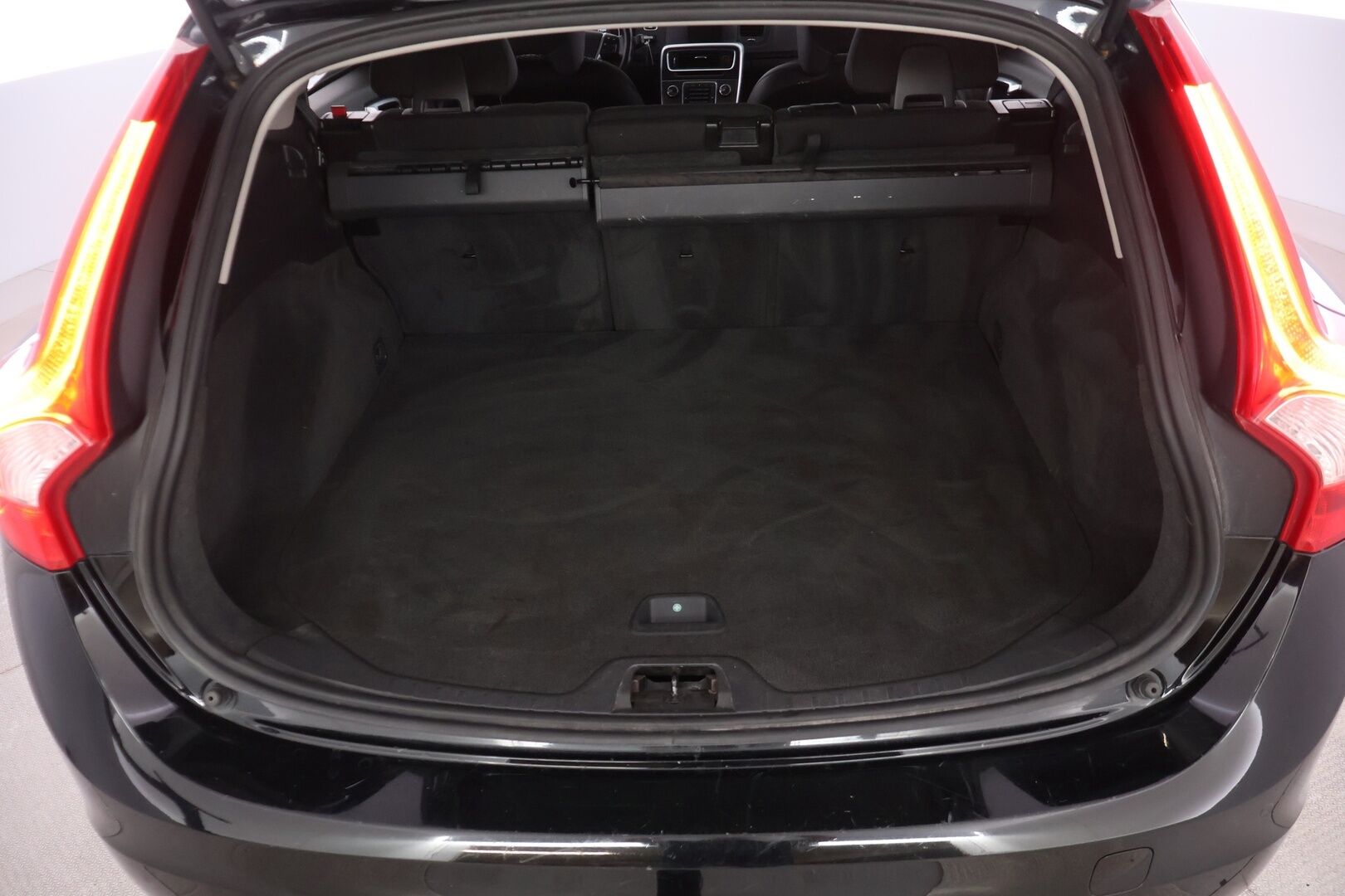 Volvo V60 2012 D3 Momentum Business *YritysOulet - Myydään vain Yrityksille* - Webasto kaukosäädöllä | Vetokoukku | Siisti yksilö! | Vauhtipyörä ja kytkin laitettu! | Todella hyvä huoltohistoria!