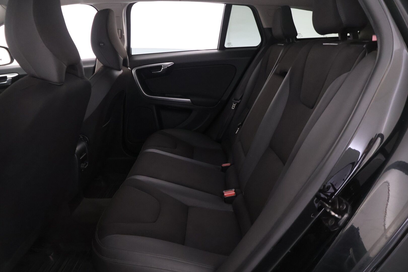 Volvo V60 2012 D3 Momentum Business *YritysOulet - Myydään vain Yrityksille* - Webasto kaukosäädöllä | Vetokoukku | Siisti yksilö! | Vauhtipyörä ja kytkin laitettu! | Todella hyvä huoltohistoria!