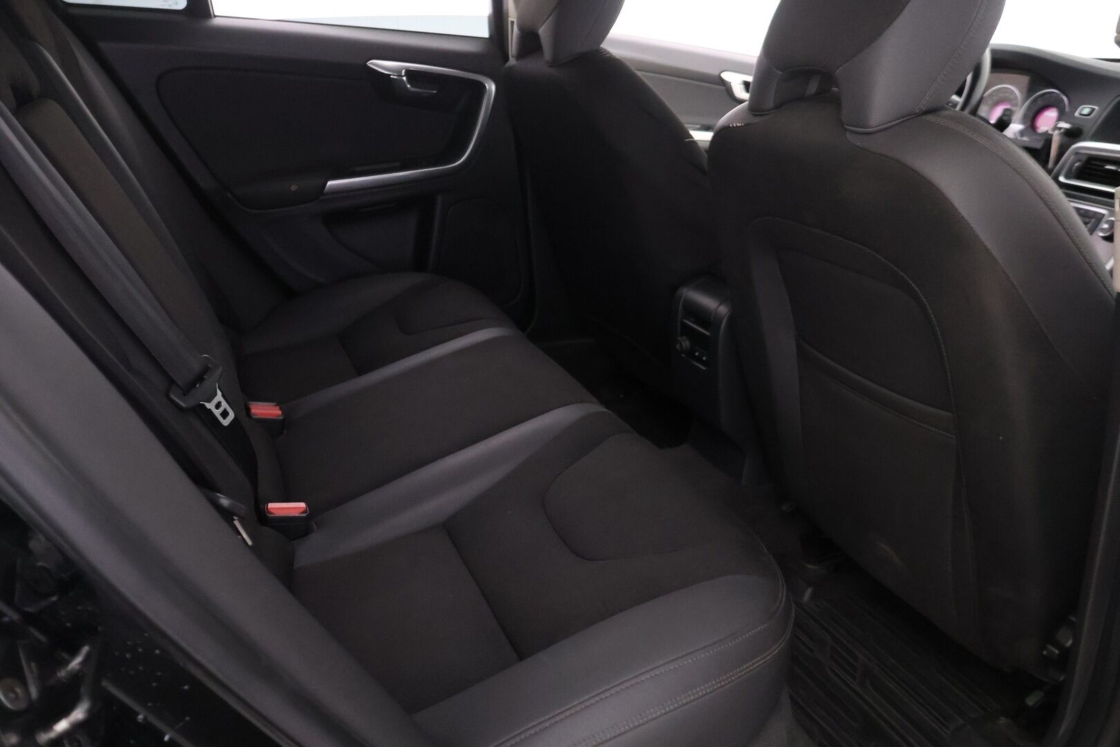 Volvo V60 2012 D3 Momentum Business *YritysOulet - Myydään vain Yrityksille* - Webasto kaukosäädöllä | Vetokoukku | Siisti yksilö! | Vauhtipyörä ja kytkin laitettu! | Todella hyvä huoltohistoria!