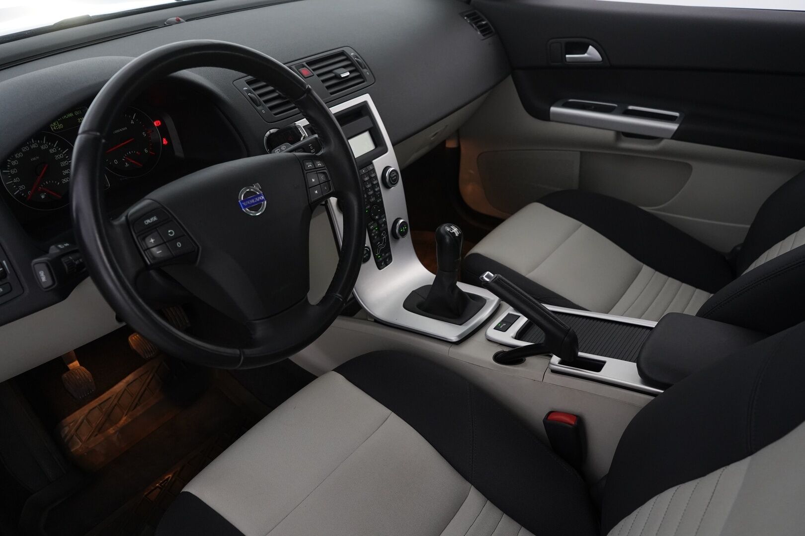 Volvo C30 2011 1,6D DRIVe S/S Momentum *PA-Lämmitin / Puolinahat / Ilmastointi / Vakkari* - Hyvin huollettu / Juuri katsastettu / Kahdet hyvät renkaat Volvon vanteilla
