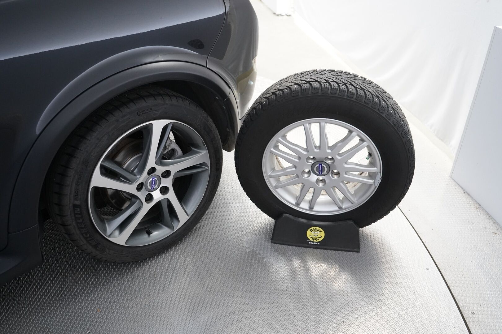 Volvo C30 2011 1,6D DRIVe S/S Momentum *PA-Lämmitin / Puolinahat / Ilmastointi / Vakkari* - Hyvin huollettu / Juuri katsastettu / Kahdet hyvät renkaat Volvon vanteilla