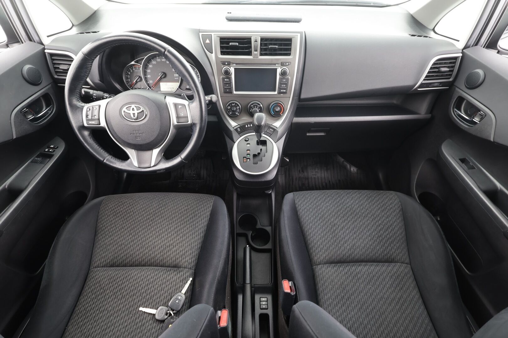 Toyota Verso-S 2012 1,33 Dual VVT-i Stop & Start Linea Sol Multidrive S * Lohkolämmitin / Bluetooth / Rattivaihteet / Ilmastointi * - Koukku / P.Kamera / Suomi-auto / Kahdet renkaat