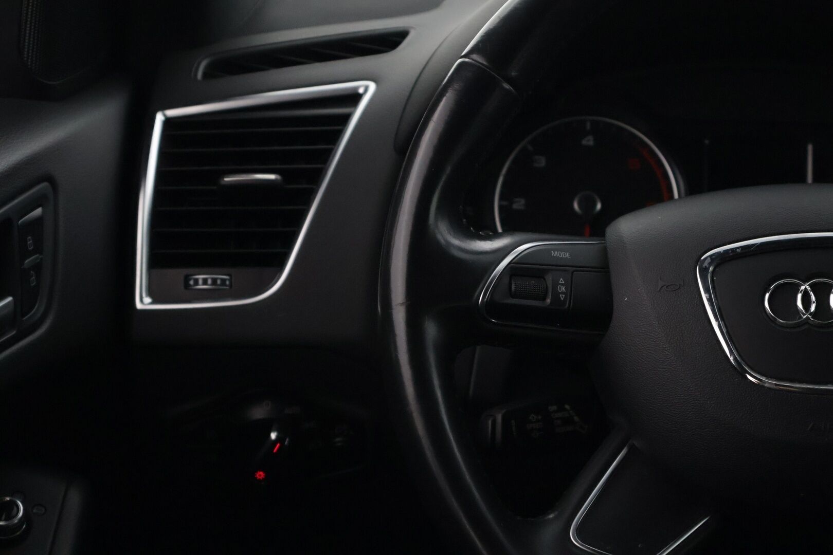 Audi Q5 2014 Offroad Business 2,0 TDI 130 kW quattro S tronic * Webasto / Vakionopeudensäädin / P.Tutkat takana / Sähköluukku * - Vetokoukullinen Suomi-auto!