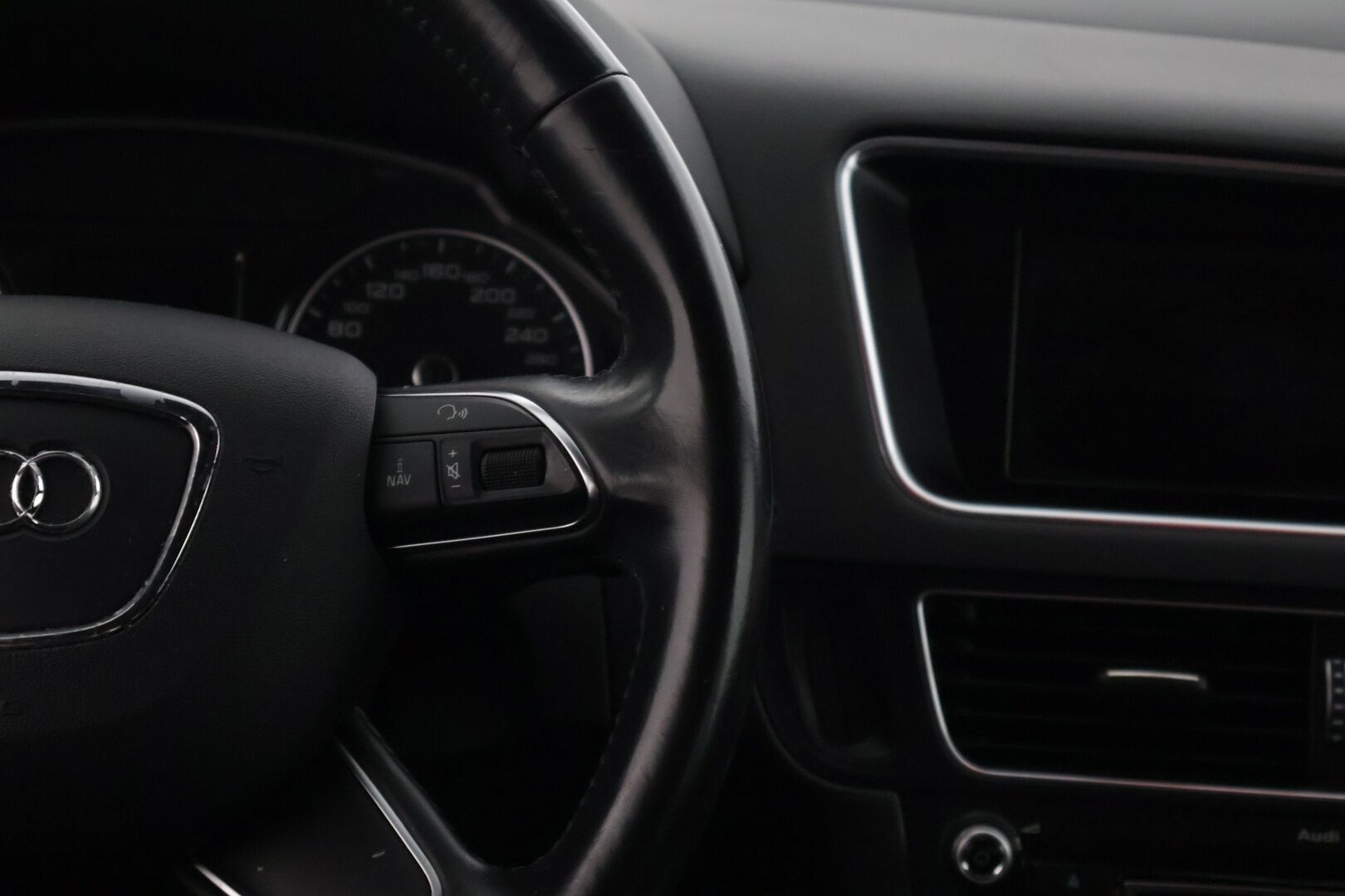 Audi Q5 2014 Offroad Business 2,0 TDI 130 kW quattro S tronic * Webasto / Vakionopeudensäädin / P.Tutkat takana / Sähköluukku * - Vetokoukullinen Suomi-auto!