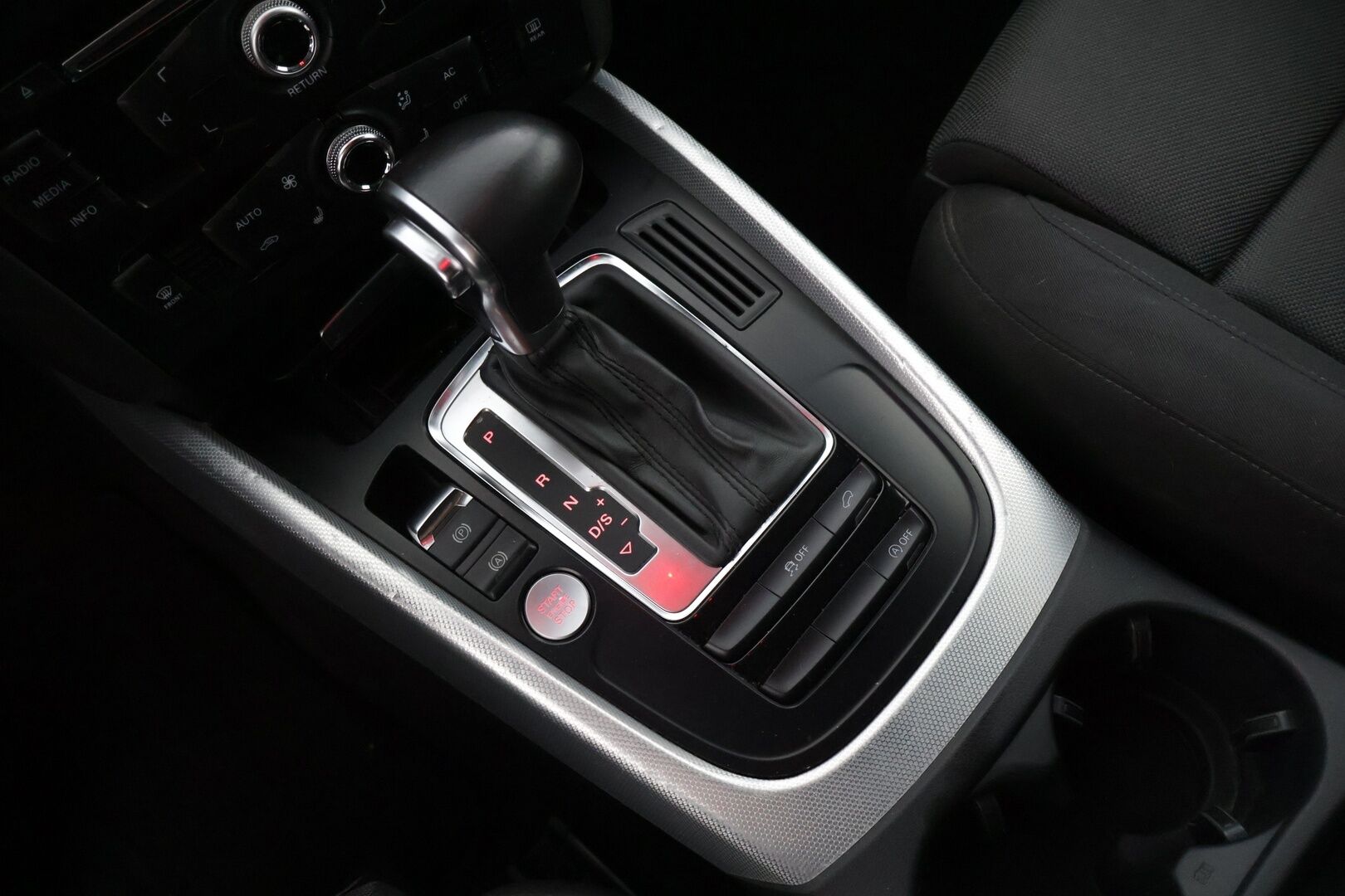 Audi Q5 2014 Offroad Business 2,0 TDI 130 kW quattro S tronic * Webasto / Vakionopeudensäädin / P.Tutkat takana / Sähköluukku * - Vetokoukullinen Suomi-auto!