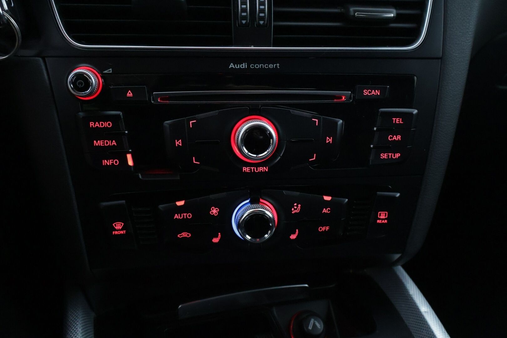 Audi Q5 2014 Offroad Business 2,0 TDI 130 kW quattro S tronic * Webasto / Vakionopeudensäädin / P.Tutkat takana / Sähköluukku * - Vetokoukullinen Suomi-auto!