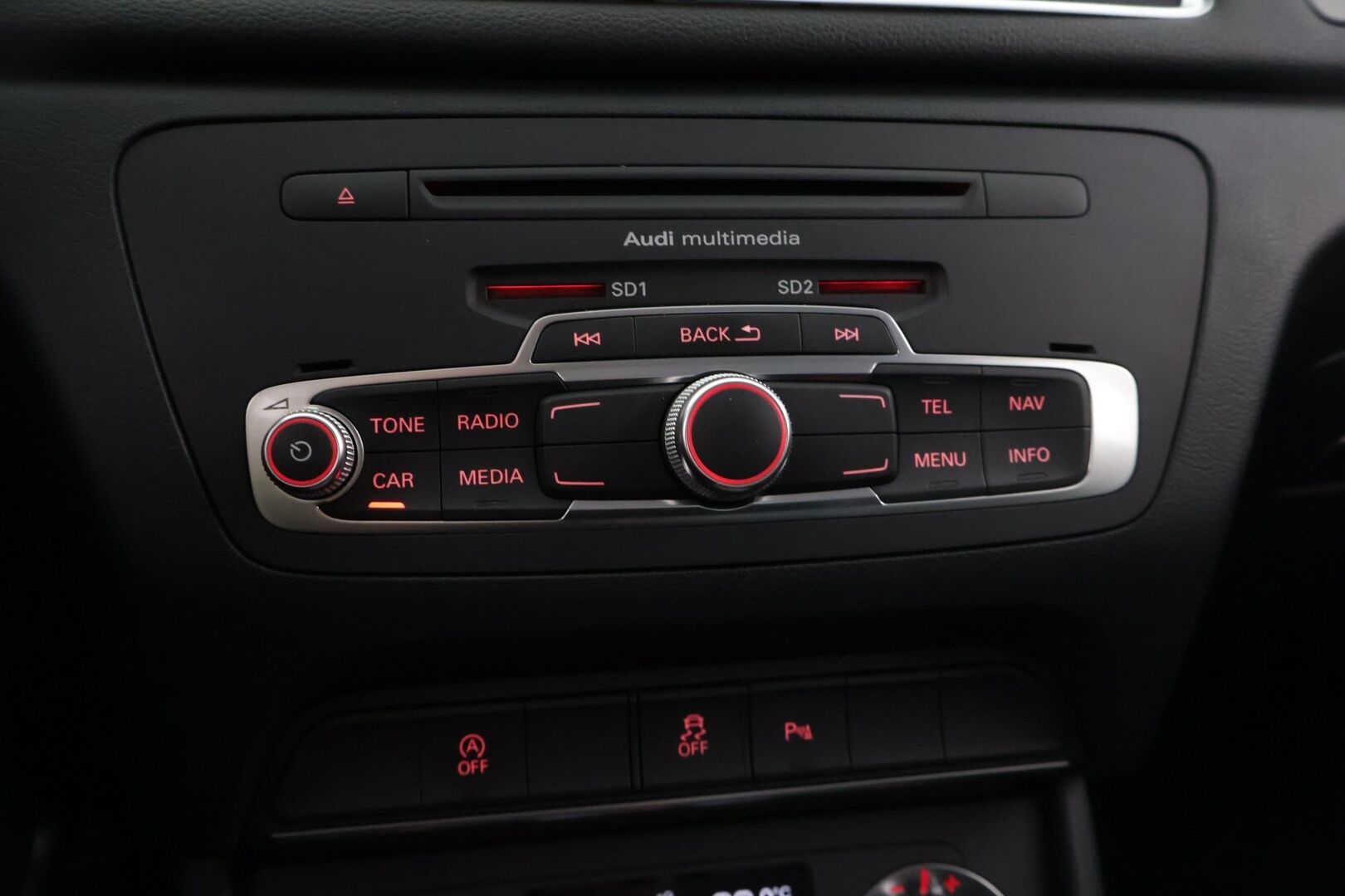Audi Q3 2012 Special edition 2,0 TDI 130 kW quattro S tronic Start-Stop *Nahka-alcantara / Vakkari / Navi / Sähk. Kuljettajan istuin / Bluetooth* - *Nahka-alcantara / Vakkari / Navi / Sähk. Kuljettajan istuin / Bluetooth*