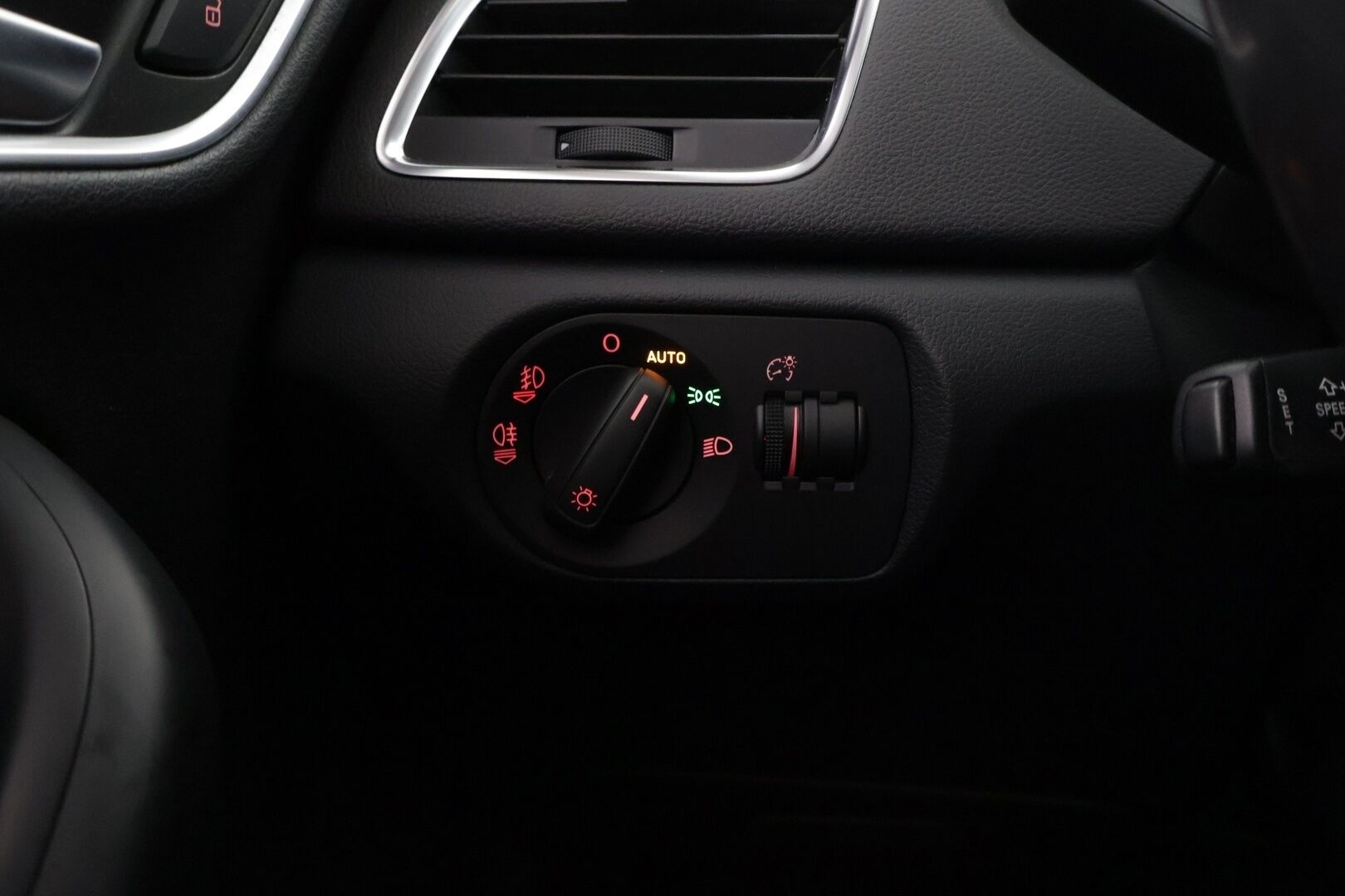 Audi Q3 2013 Special edition 2,0 TDI 130 kW quattro S tronic Start-Stop *Nahka-alcantara / Vakkari / Navi / Sähk. Kuljettajan istuin / Bluetooth* - *Nahka-alcantara / Vakkari / Navi / Sähk. Kuljettajan istuin / Bluetooth*
