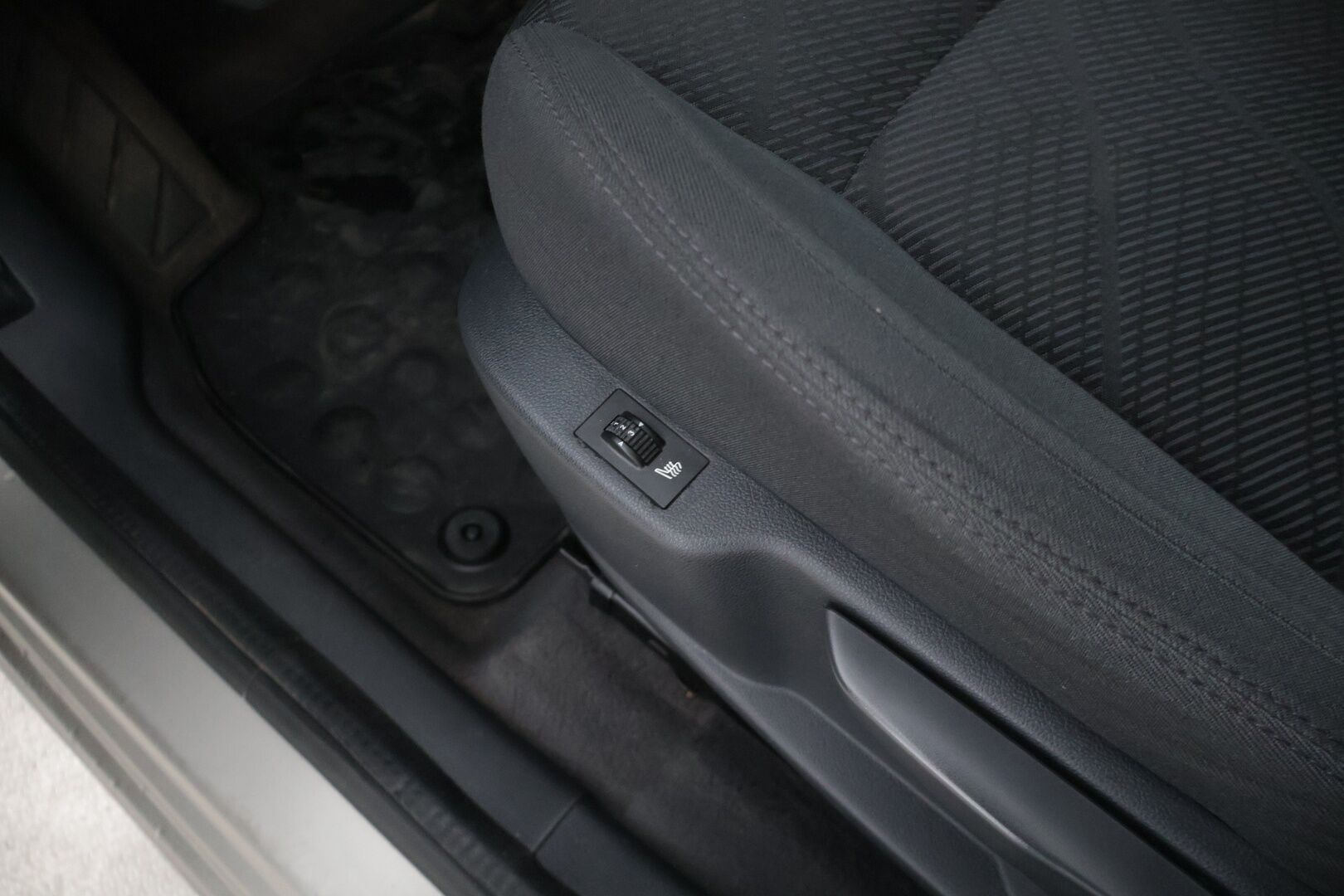 Peugeot 3008 2012 Limited 120 VTi * Suomi auto / Kahdet renkaat / Lohkolämmitin + sis / Aux / Ilmastointi / Penkinlämmittimet * - *Tästä asiallisesti huollettu suomi auto kaksilla renkailla ja vanteilla,Kattava huoltohistoria*