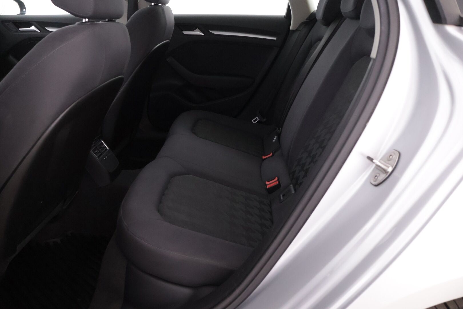 Audi A3 2013 Sportback Business 1,6 TDI 77 kW - Hiljattain huollettu ja katsastettu | Suomi-auto | Vakkari | P.tutka | Webasto | Xenon | Ilman Adblue