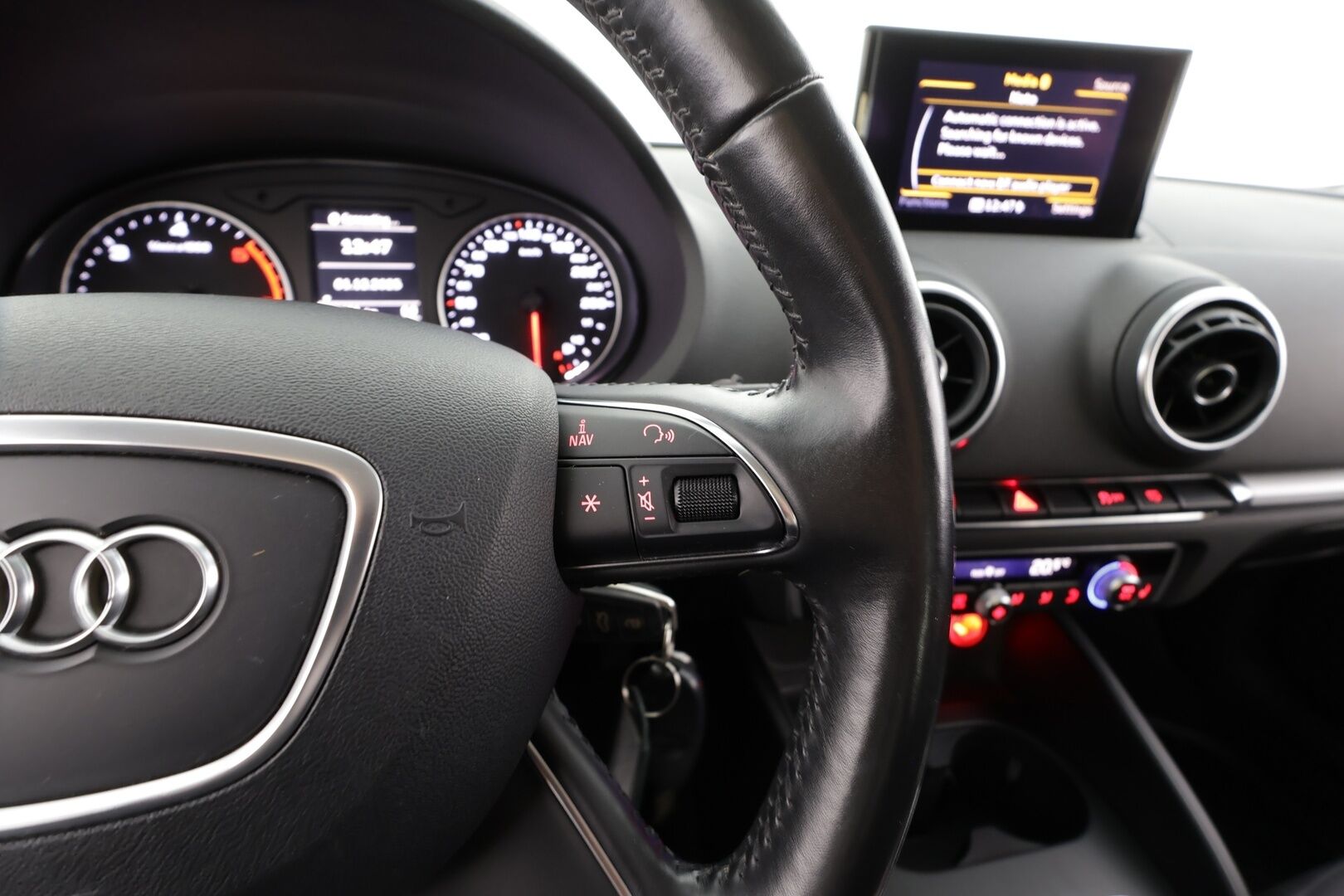 Audi A3 2013 Sportback Business 1,6 TDI 77 kW * Suomi-auto / Vakkari / P.tutka / Webasto / Xenon / Automaatti-ilmastointi * - Juuri leimattu Webastolla, kaksilla renkailla sekä vanteilla varusteltu Suomiauto! - HULLUT AVAJAISHULINAT KORKOTARJOUS 3,29 %