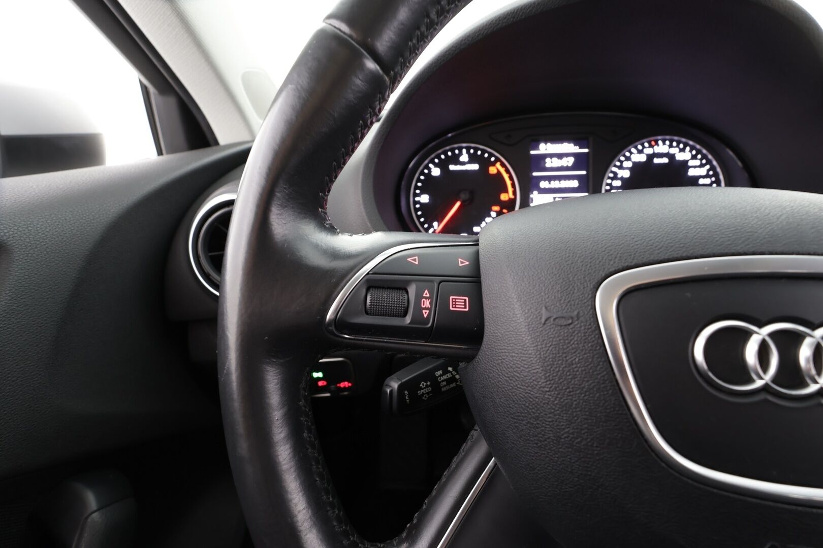 Audi A3 2013 Sportback Business 1,6 TDI 77 kW * Suomi-auto / Vakkari / P.tutka / Webasto / Xenon / Automaatti-ilmastointi * - Kahdet renkaat aluvanteilla - HULLU BLACKWEEK KORKOTARJOUS 2,49%