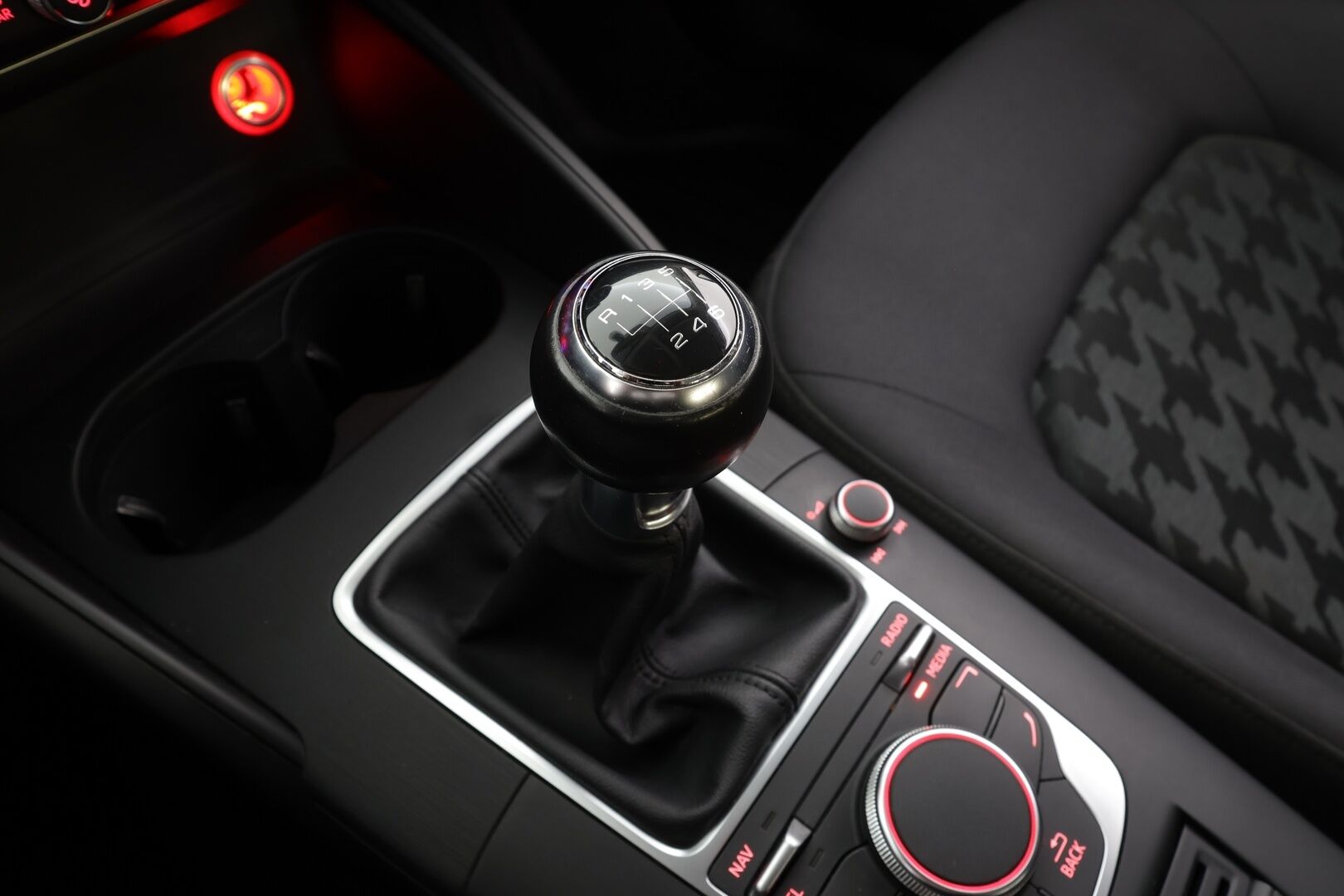 Audi A3 2013 Sportback Business 1,6 TDI 77 kW * Suomi-auto / Vakkari / P.tutka / Webasto / Xenon / Automaatti-ilmastointi * - Kahdet renkaat aluvanteilla - HULLU BLACKWEEK KORKOTARJOUS 2,49%