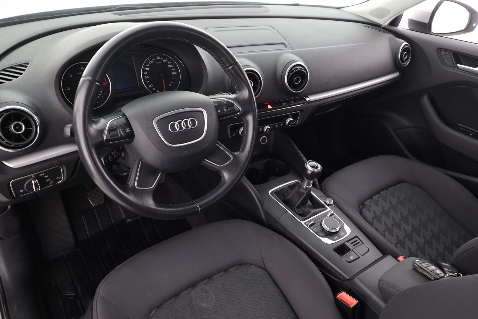 Audi A3 2013 Sportback Business 1,6 TDI 77 kW - Hiljattain huollettu ja katsastettu | Suomi-auto | Vakkari | P.tutka | Webasto | Xenon | Ilman Adblue