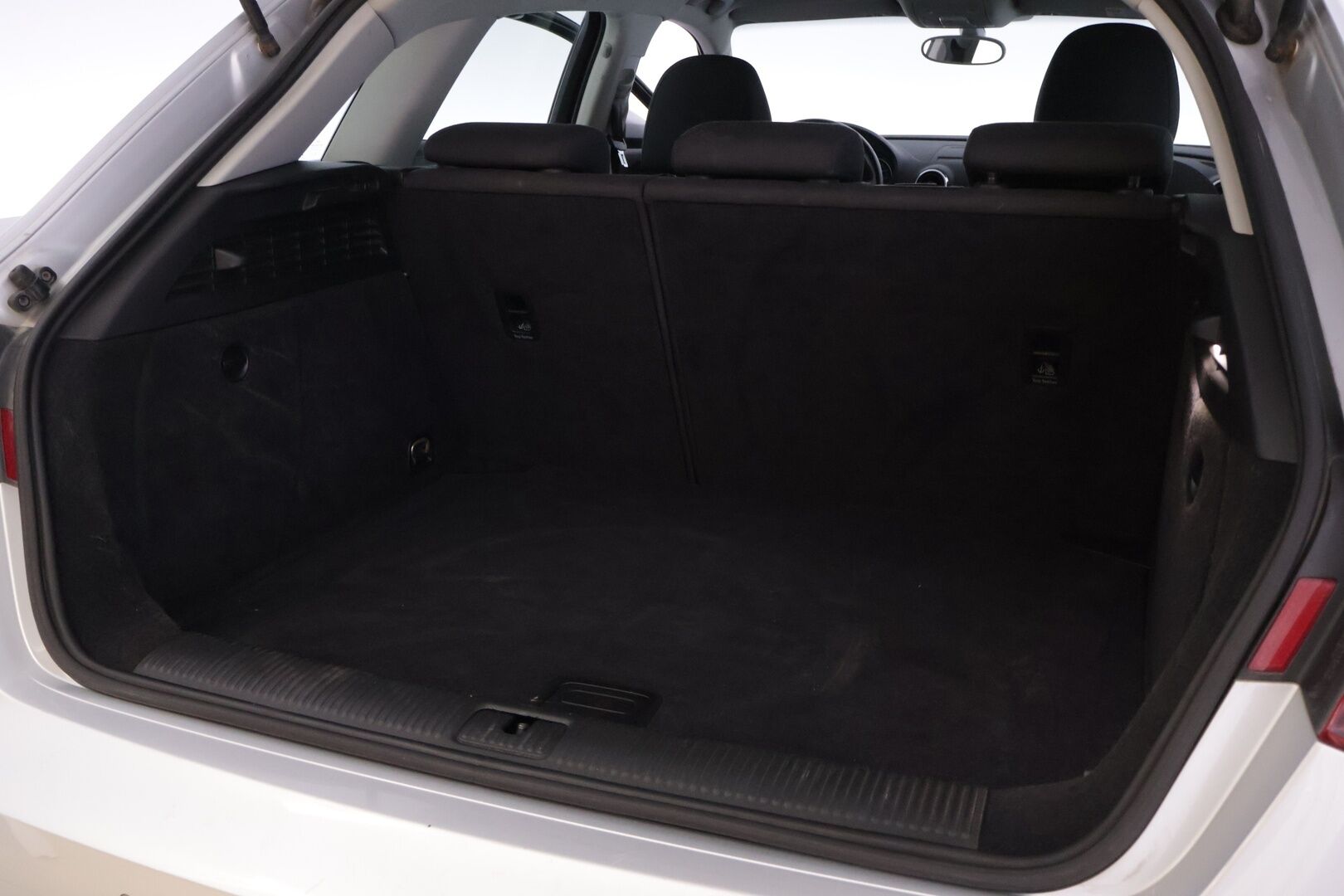 Audi A3 2013 Sportback Business 1,6 TDI 77 kW * Suomi-auto / Vakkari / P.tutka / Webasto / Xenon / Automaatti-ilmastointi * - Juuri leimattu Webastolla, kaksilla renkailla sekä vanteilla varusteltu Suomiauto! - HULLUT AVAJAISHULINAT KORKOTARJOUS 3,29 %